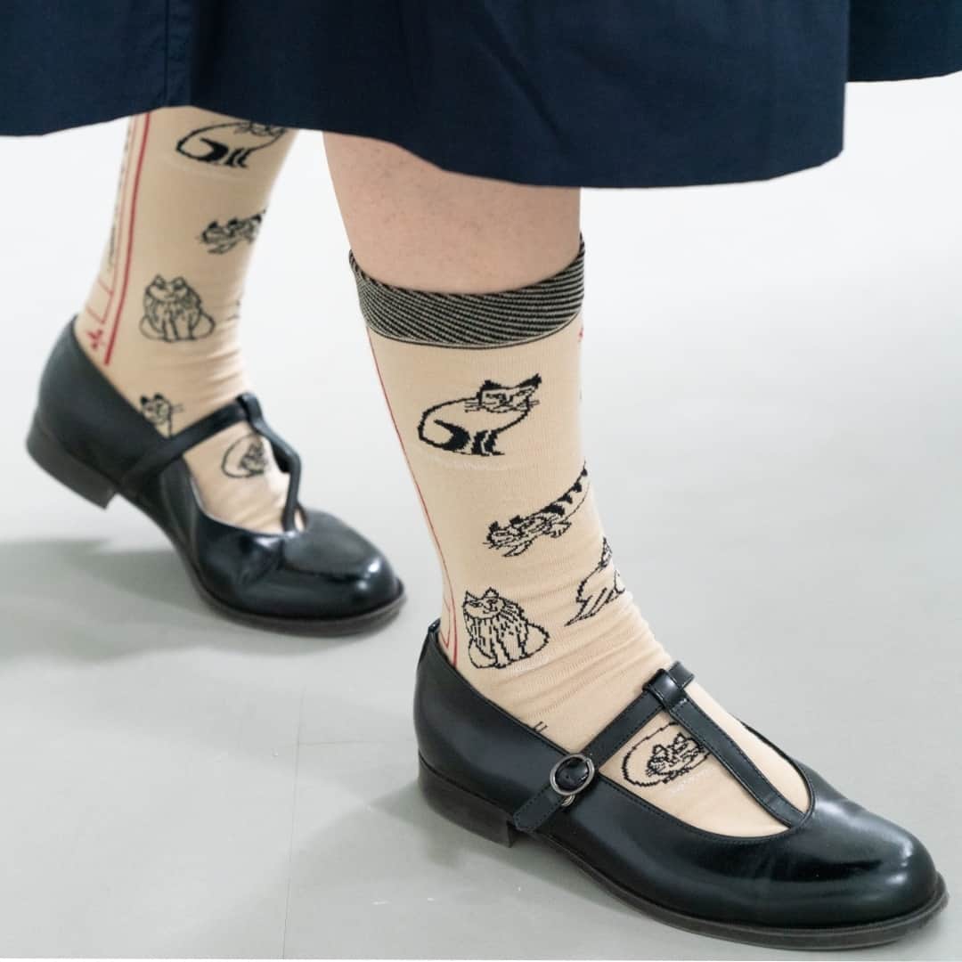 リサラーソンさんのインスタグラム写真 - (リサラーソンInstagram)「【アートとレボリューションの靴下セット！】⁠ ⁠ モードとしての靴下を世界に知らしめた「ANTIPAST（アンティパスト）」とリサ・ラーソンのコラボレーション！⁠ ⁠ 共に量産品にアートのスピリッツを注ぎ込むことで、前人未到の場所にたどり着いた革命的アーチスト「ANTIPAST」。⁠ ⁠ 新作の「スケッチねこ」柄を3足、「なまえの森」から新色2色と定番人気のグレー、全6足セットをご用意しました。⁠ ⁠ セットでご購入いただくと、770円お得になっています。⁠ ⁠ ANTIPASTソックス6足セット⁠ https://shop.tonkachi.co.jp/products/ld404⁠ ⁠ ================⁠ ⁠ トンカチストアはプロフィールのリンクよりご覧いただけます。⁠ ⁠ →@lisalarsonjp⁠ ⁠ ➡️TONKACHI STOREでもリサ・ラーソンの情報をお届けしております。⁠ ぜひフォローしてくださいね。⁠ →@tonkachi_store⁠ ⁠ ================⁠ ⁠ #LisaLarson #リサラーソン #tonkachi #トンカチ #tonkachistore #トンカチストア #🔨#Sweden #スウェーデン #北欧 #北欧インテリア #北欧雑貨 #北欧ライフスタイル #ceramic #陶器 #陶芸家 #作家  #gift #ギフト #暮らしを楽しむ #暮らし #ANTIPAST #靴下」4月17日 19時30分 - lisalarsonjp