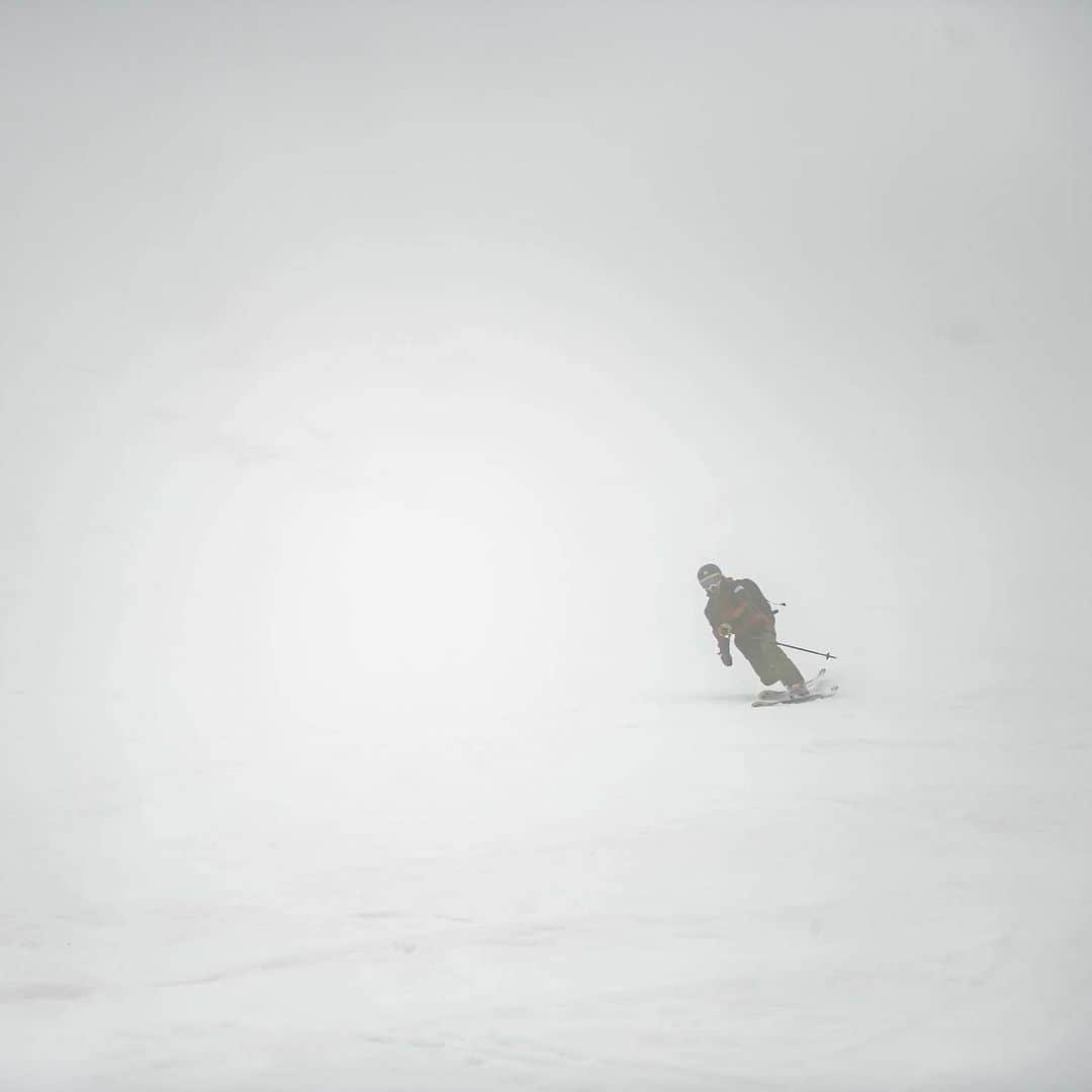 渡部善斗さんのインスタグラム写真 - (渡部善斗Instagram)「霧でちょっとホワイトアウトな時にこそわかる"白"の良さ。  白いものは素敵なものがいっぱい。  流れる雲、白い砂浜、一面の雪景色。  ホカホカのご飯、風呂上がりの牛乳、牧場のソフトクリーム。  あんこぎっしりの大福。  バーベキューでたまに焼くマシュマロ。  中華ランチに付いてくる杏仁豆腐。  北海道限定白いブラックサンダー40袋入り。  白子の天ぷら。  カフェラテ。  あとなんかあるかな。  まぃいいや。  "白"は良い。  📸: @hiroyanakata_ski   #hakubavalley  #swanssnowgoggles  #mountainhardwear  #spredtelemark  #telemarkskiing  #springskiing  #食いしん坊万歳」4月17日 19時30分 - wtbyst