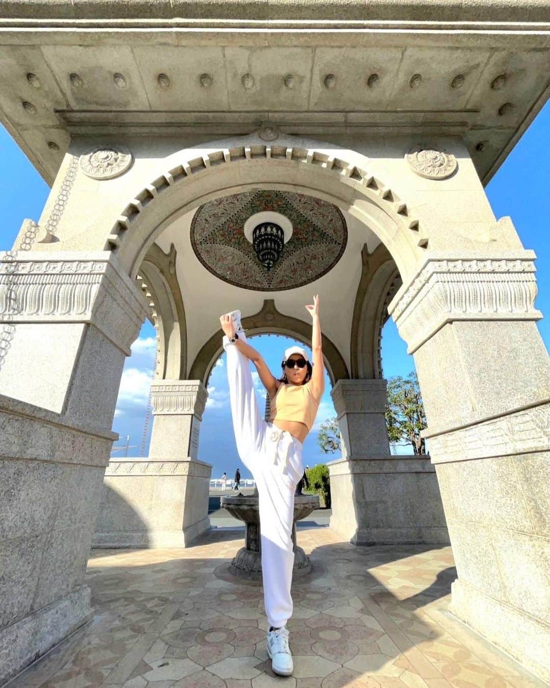 ETSUKOのインスタグラム：「昨日のお天気最高🌞 日曜日晴れだとめっちゃ嬉しい💓 ここはインドの水筒🇮🇳 見たらさっ 足あげたくなっちゃった🤸🏼‍♂️🤸🏽‍♂️🤸🏿‍♂️  暑すぎてGジャン脱いでタンクトップでした💪🏾  I字バランスコーデ🤣  タンクトップ#hm スウェット#unitedarrows  キャップ#room306contemporary  スニーカー#newbalance」