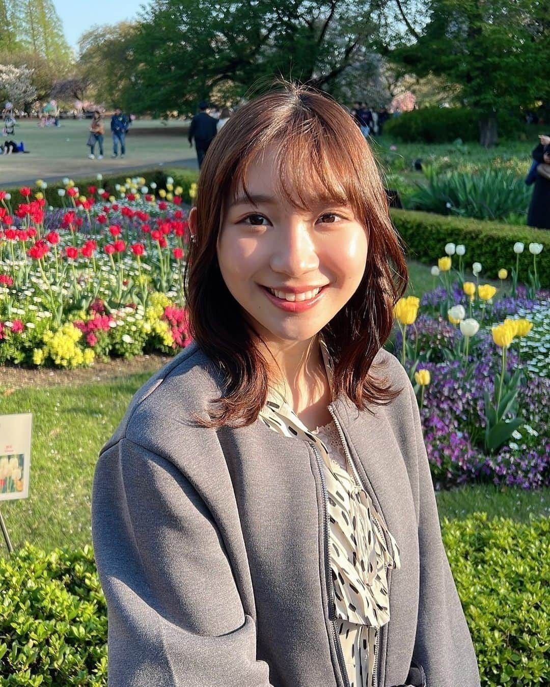 小林茉里奈のインスタグラム：「🌷 家族で新宿御苑に行ったときに、お姉ちゃんが撮ってくれました😉📷  チューリップ🌷が見頃でした☺️  #新宿御苑 #チューリップ #春の花  #fbs #福岡放送 #アナウンサー #小林茉里奈」