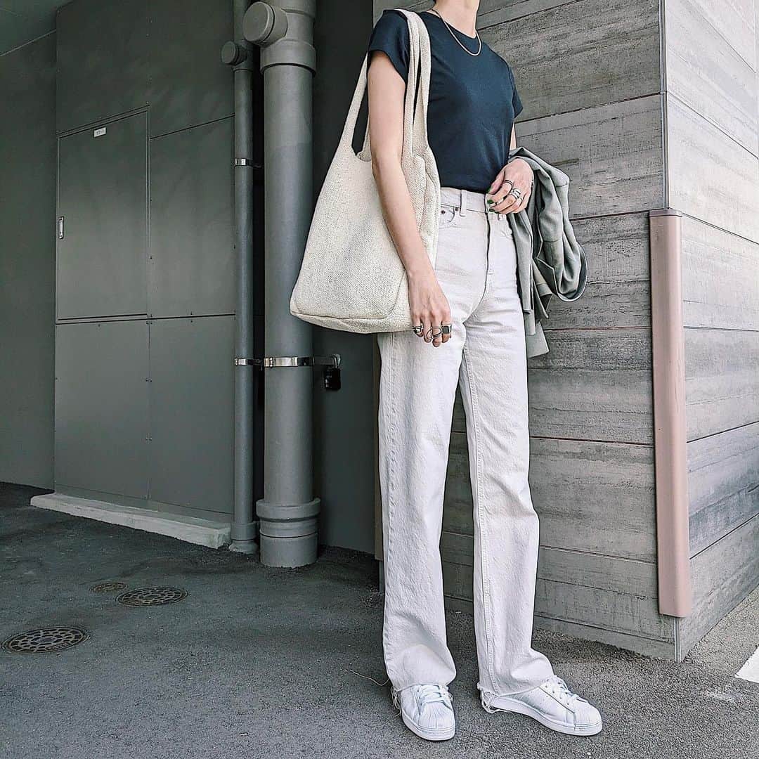 maai0528のインスタグラム：「〻👶🏻🪿🍑🏸 ｍonotone‥🩶 だけど、ホワイト多めw ． また見つけてしまった、 可愛い鞄♡ ニットなんだけど オールシーズン使える素材で 手触りも良いの〜 ． ． BAG @unneu_official  4/22(土)ZOZOTOWNオープンだよ ． ． ． #unneu #アンノイ #pr」