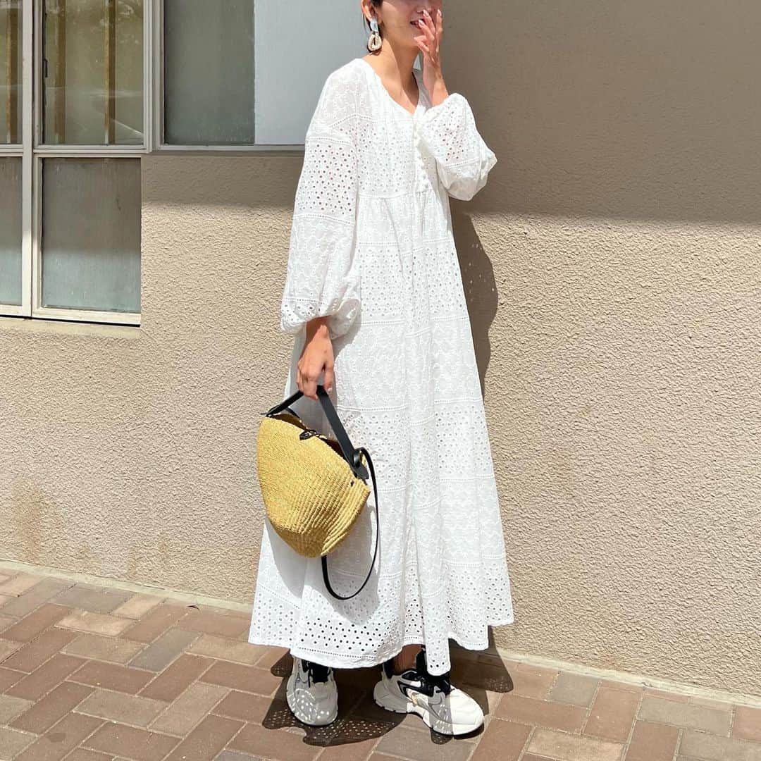 Nagiのインスタグラム：「刺繍レースのワンピース🥰 ボリューム感あってふんわりで可愛い🥰  MTサイズだから丈も長め♡ 長めなのあるのは高身長には嬉しい   @titivatejp の✨  #titivate#titivate#ティティベイト#タイアップ#ギャザーボリュームコットンレースワンピース#大人カジュアル#春コーデ#トレンドコーデ#骨格ウェーブ#ブルベ冬」