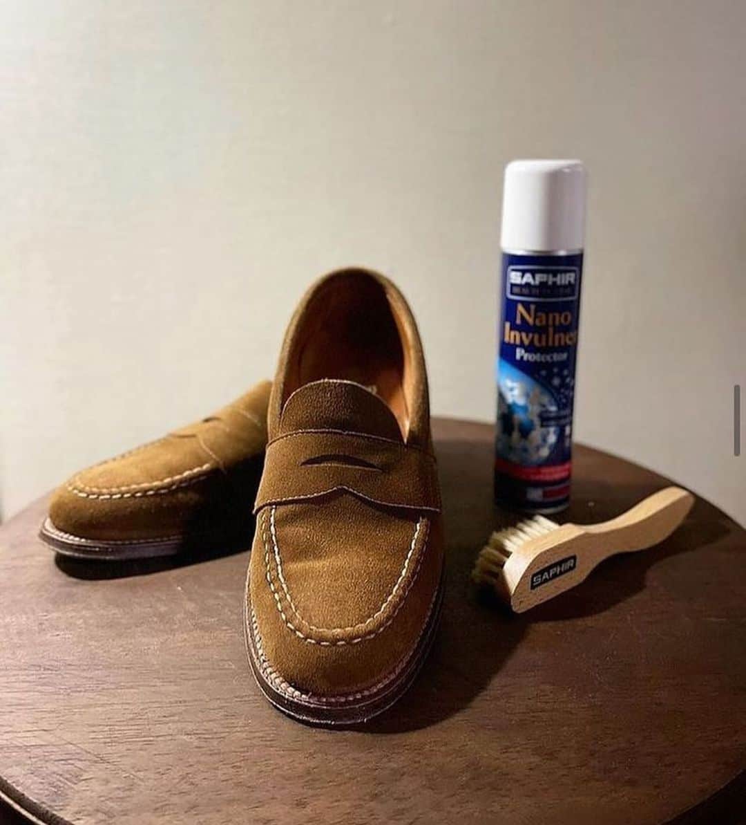 のインスタグラム：「The best way to preserve the beauty of suede is protection. Our Nano Invulner Spray is the best choice to protect suede against water and dirt. #shinewithsaphir」