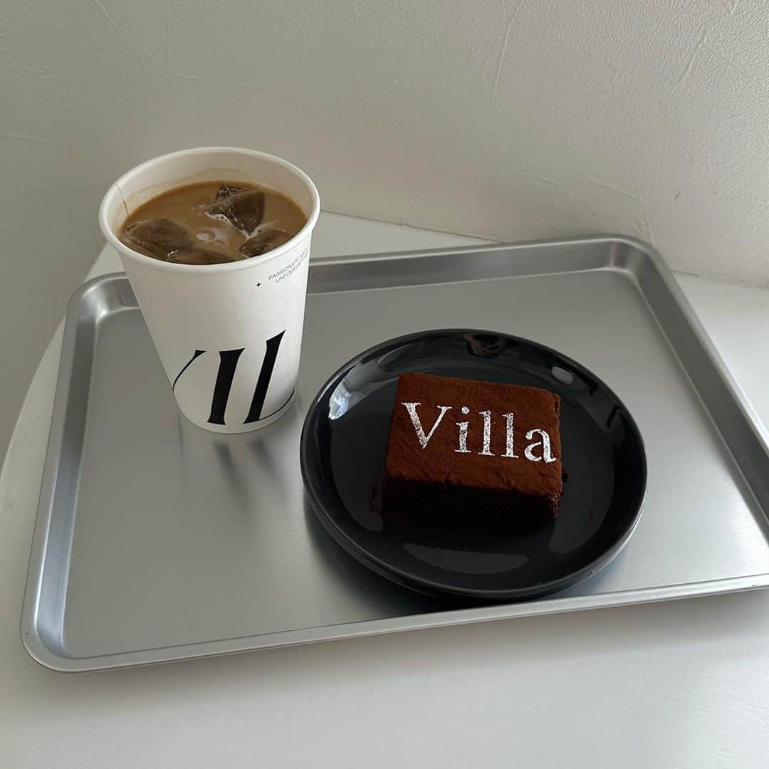 Lisaのインスタグラム：「. 📍villa ／大須   ずっと前から行きたかったvilla☕️ いつも並んでるので行ってなかったけど たまたま近くに用があって通ったら誰もいない時間だったのでふらっと🥹🖤  お店の中もなにもかも全てが可愛かった🫶🏻🫶🏻  #カフェ#大須カフェ#名古屋カフェ」