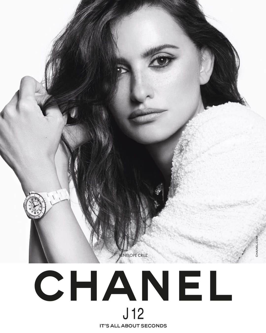 ペネロペ・クルスのインスタグラム：「💗 #J12 #CHANELWatches #ItsAllAboutSeconds @chanelofficial」