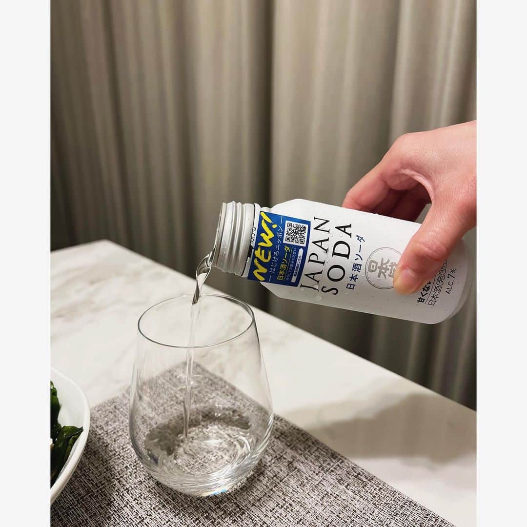 垰智子さんのインスタグラム写真 - (垰智子Instagram)「3月28日に発売されたばかりの @nihonsakari_official のJAPAN SODA🫧 . アルコール度数7%と日本酒としては低アルコールで、心地よい炭酸感のある甘くない日本酒ソーダ💛 . だから、1杯目から日本酒って私もなかなか出来ないタイプなんだけど、これは優しい炭酸が飲みやすいし、華やかでフルーティな飲み口だから、１杯目から楽しめる日本酒なの🍶✨ . しかも、日本酒といえばお刺身とかアッサリとしたお食事と合わせるイメージがあると思うんだけど、今回のJAPAN SODAは、今まで合わせてこなかったような、味の濃いこってりとし「揚げ物」や「餃子」などの食事と合わせてマリアージュを愉しめるお酒なの😊 . サイズ感も手軽でチャレンジしやすいし、 ボトルキャップだから少しずつ飲むこともできるところもいいよね⭐️ . スーパーやコンビニ、日本盛のオンラインショップ等で購入できるからぜひ、チェックしてみてね🍶💕 . 今日はいつもと気分を変えて、日本酒からスタートしてみませんか？🤭 . . #日本盛 #日本酒ソーダ #japansoda #ジャパンソーダ #甘くない日本酒 #日本酒 #alcohol #お酒 #お酒好きな人と繋がりたい」4月17日 19時42分 - taotao_tomo