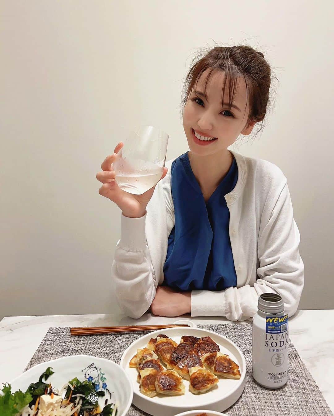 垰智子さんのインスタグラム写真 - (垰智子Instagram)「3月28日に発売されたばかりの @nihonsakari_official のJAPAN SODA🫧 . アルコール度数7%と日本酒としては低アルコールで、心地よい炭酸感のある甘くない日本酒ソーダ💛 . だから、1杯目から日本酒って私もなかなか出来ないタイプなんだけど、これは優しい炭酸が飲みやすいし、華やかでフルーティな飲み口だから、１杯目から楽しめる日本酒なの🍶✨ . しかも、日本酒といえばお刺身とかアッサリとしたお食事と合わせるイメージがあると思うんだけど、今回のJAPAN SODAは、今まで合わせてこなかったような、味の濃いこってりとし「揚げ物」や「餃子」などの食事と合わせてマリアージュを愉しめるお酒なの😊 . サイズ感も手軽でチャレンジしやすいし、 ボトルキャップだから少しずつ飲むこともできるところもいいよね⭐️ . スーパーやコンビニ、日本盛のオンラインショップ等で購入できるからぜひ、チェックしてみてね🍶💕 . 今日はいつもと気分を変えて、日本酒からスタートしてみませんか？🤭 . . #日本盛 #日本酒ソーダ #japansoda #ジャパンソーダ #甘くない日本酒 #日本酒 #alcohol #お酒 #お酒好きな人と繋がりたい」4月17日 19時42分 - taotao_tomo