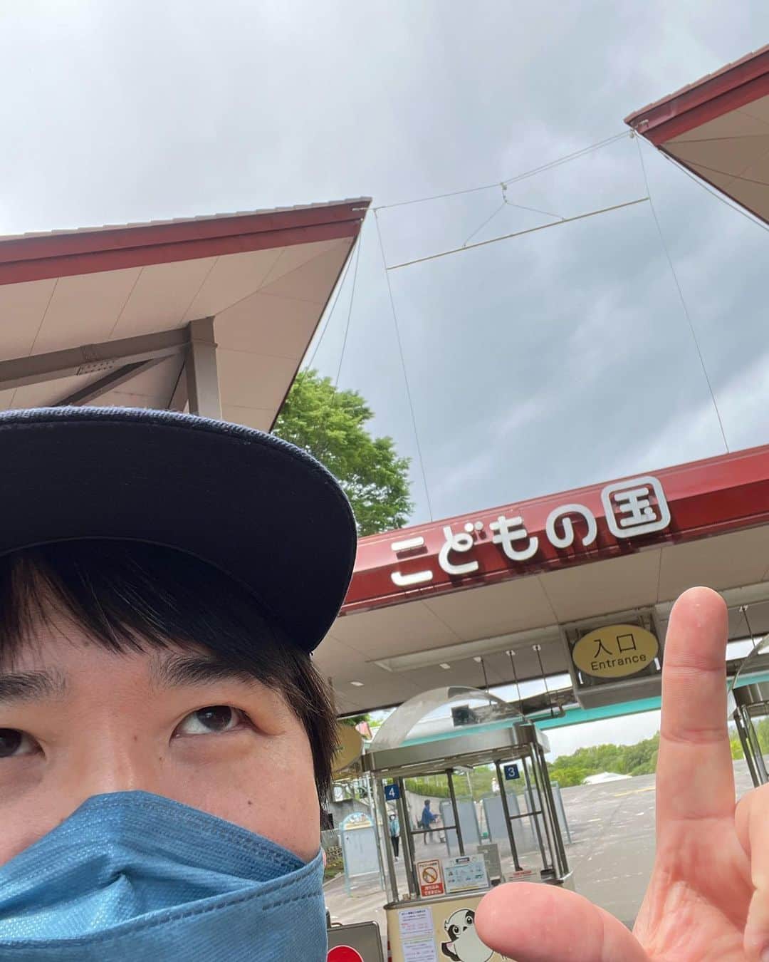 のインスタグラム：「大人がこどもの国へ。入り口落書きし放題。孔雀は羽広げ放題。寝転び放題。 FEVERだよね。 #首都圏 #神奈川 #青葉区 #こどもの国」