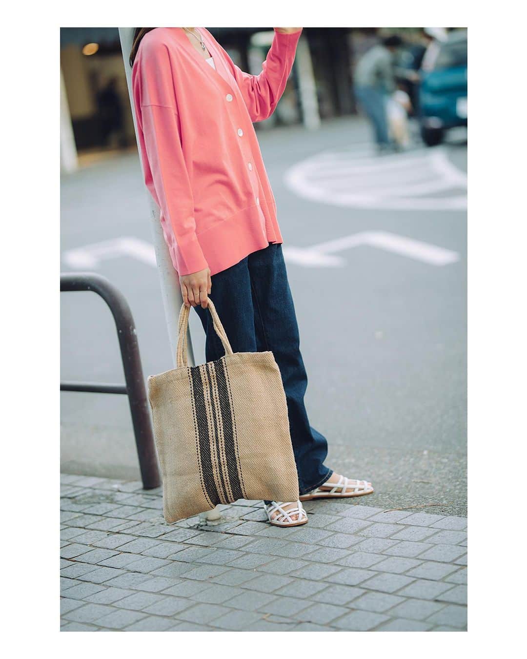 JOURNAL STANDARDさんのインスタグラム写真 - (JOURNAL STANDARDInstagram)「何着て、どこ行く？？ ⁡ ゴールデンウィークは鎌倉旅。 ⁡ --------  ピンクを楽しむ大人コーデ。  パッと目をひくピンクのカーデは、ボトムスはシンプルに力を抜いた雰囲気に。  カジュアルなデニムと合わせても、色の持つパワーできれいめ感はしっかりとキープ。  江ノ電乗って鎌倉に。  少し早く着いたので、コーヒー飲んで友達と待ち合わせ。  -----------------  ✔️コットンポリエステルショートカーディガン ¥14,850 tax included No.23080400708010  ✔別注【LEVI’S(R)/リーバイス(R)】RED TAB 501(R) SMU FULL：フルレングス ¥14,300 tax included No,23030410001610  ✔CROSO ROMA 9 ストラップサンダル ¥28,600 tax included No,23093410005910  ------------------------------ ⁡ #baycrews #baycrewsstore #journalstandardladies #journalstandardmens #2023spring #spring #ジャーナルスタンダード #ベイクルーズ #大人コーデ #春コーデ #春物 #春服」4月17日 19時44分 - journalstandard.jp