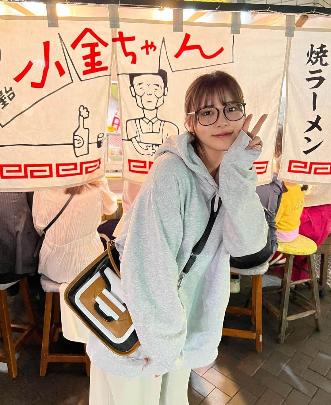 竹内花のインスタグラム：「みんな今日もお疲れ様でした！ 友達たちと福岡旅行行ってきました〜！！ ご飯が全部美味しくて幸せ🍜  今度は九州を回る旅したいな〜って思いました！ おすすめ場所があったら教えてね🫶  このメガネしてるとすっぴんでも誤魔化せる🫢 (目悪いのでちゃんと度入りメガネ👓)  #福岡旅行 #福岡観光 #福岡グルメ #福岡屋台 #福岡ラーメン」