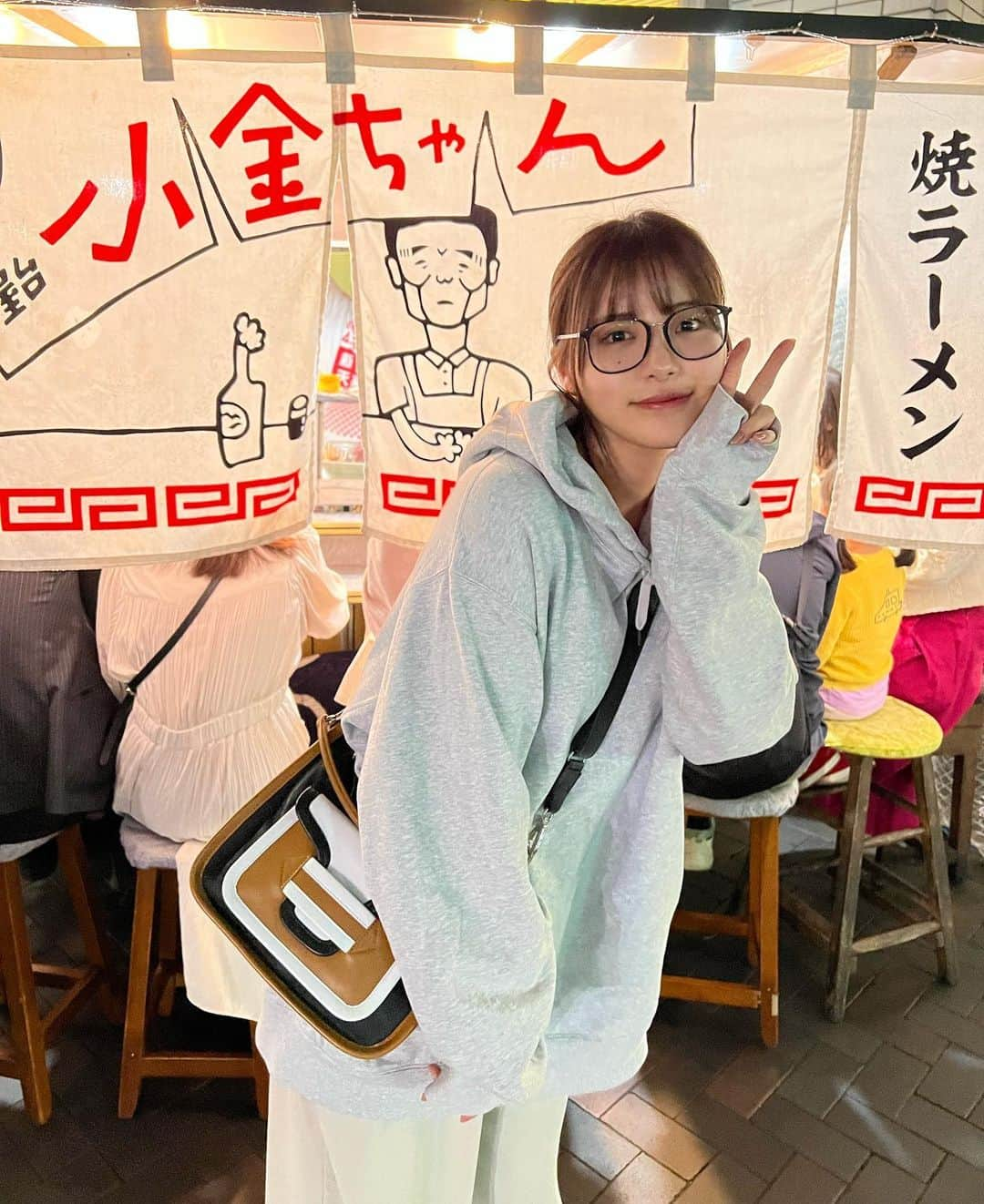 竹内花さんのインスタグラム写真 - (竹内花Instagram)「みんな今日もお疲れ様でした！ 友達たちと福岡旅行行ってきました〜！！ ご飯が全部美味しくて幸せ🍜  今度は九州を回る旅したいな〜って思いました！ おすすめ場所があったら教えてね🫶  このメガネしてるとすっぴんでも誤魔化せる🫢 (目悪いのでちゃんと度入りメガネ👓)  #福岡旅行 #福岡観光 #福岡グルメ #福岡屋台 #福岡ラーメン」4月17日 19時47分 - hanadanya_