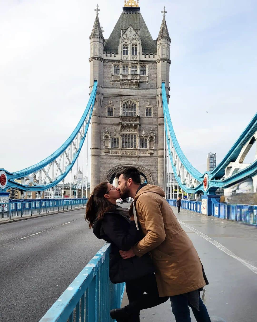 アイリーン・シラグサのインスタグラム：「Con te, ovunque nel mondo ❤️ Buon anniversario amore.  Come what may💫  #anniversary #london」