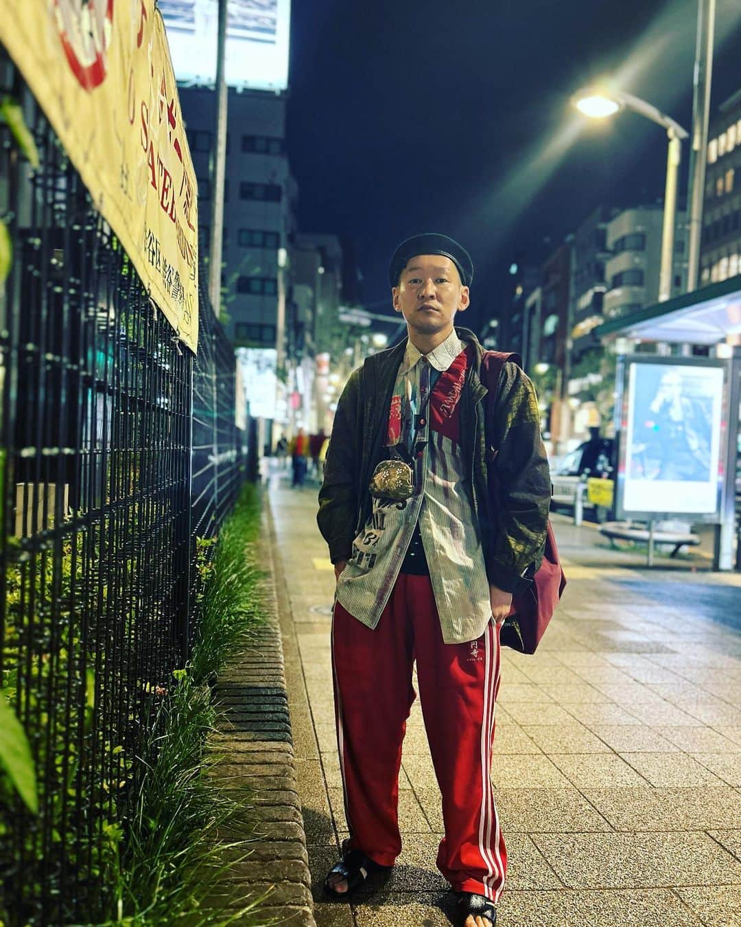 市川刺身さんのインスタグラム写真 - (市川刺身Instagram)「今日の服装。 久しぶりのオフ！ うっかり寝過ぎたけどちゃんと家を出た。 家の片付けをほったらかして。  運送バイトの時に出会った先輩が作ってくれたアナーキーシャツを主役にウスノロで購入した爬虫類柄ジャケット。 最高円寺のジャージで楽に。 黒の便所サンダルはボロくなってたから新しいのおろしたて福生で買った帽子にyorozuのバッグ金のがま口。首から下げて。  久しぶりに古着屋ウスノロさんに行けてめっちゃビシなシャツ見つけて嬉しい。 渋谷まで歩く道中で携帯置いて撮りました。 道中ありがとう。  #今日着た服 #ファッション #古着 #アナーキー #原宿 #ウスノロ #新しい便所サンダル #今日は投稿早い偉い」4月17日 19時57分 - soitsudoitsu