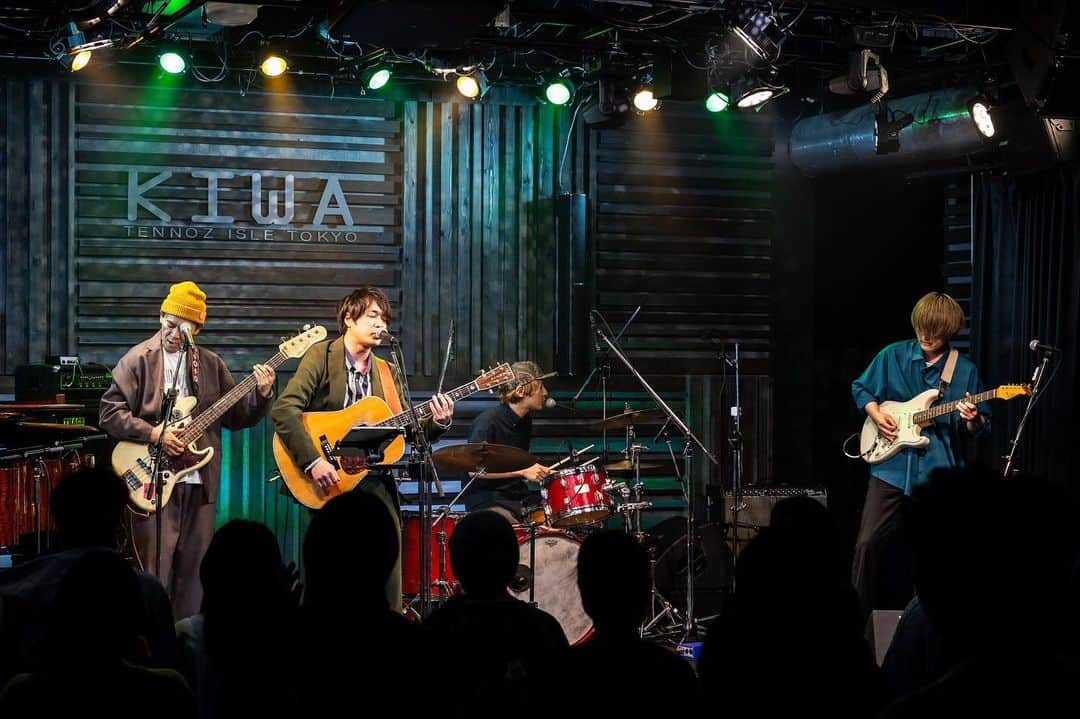 Yota Towatariのインスタグラム：「遅ればせながら先日の日本滞在ラストライブ本当にありがとうございました！  ホワライでの出演と、ソロでの出演。  色々と込み上げるモノがありました。色々と思い出すコトもありました。歌を聞いてくれて素直に嬉しかった。ありがとうございます。  そして大人になって出来た友達の出演者の方々、企画をして下さった方も、ありがとうございました。  さて、話は変わりましてオフィシャルの方でも発表されましたが歩ちゃんが正式にバンドに加入致しました！  今の時代だから出来る面白い事が出来るのではないかと思います！  改めてこれからを楽しみにして頂ければと。  今後とも何卒よろしくお願いいたします。  素敵な写真を撮って頂いたのは　@takafumichiba09 さんです！  #photo #photooftheday #gig #gigphotography」