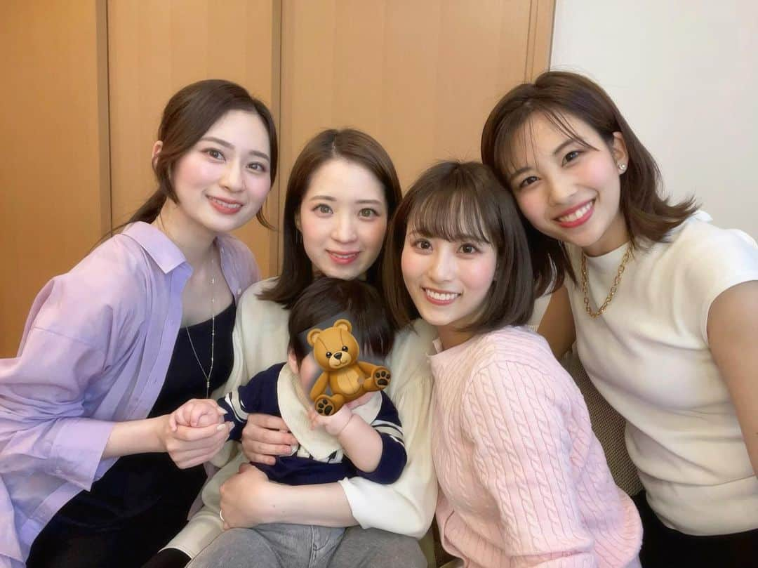 森田真理華のインスタグラム：「恒例の姉妹会👭🩷 大好きなお姉様たち☺️  今回はタコスパーティ🌮  前も一緒にレース見たなーと思ったら まさかの去年の皐月賞の日も この４人で集まってました🤭 これは皐月賞会？（笑）  千尋さんべびちゃんも 大きくなってにこにこしてて 本当に可愛かった🍼🫶  #姉妹#姉妹会#皐月賞#競馬#お家  #ホームパーティ#タコスパーティ #タコス#🌮#sisters#森田姉妹#色紙姉妹 #森田真理華#森田美礼#色紙千尋#色紙悠」