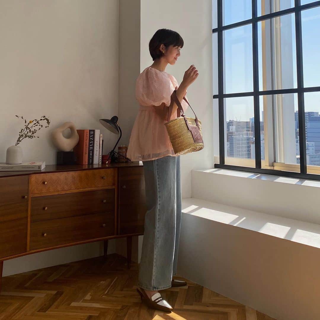 美生のインスタグラム：「♡♡♡ ⁡ トレンドのシアージャガードの パフブラウスも入荷します♡ ⁡ 𝘉𝘭𝘢𝘤𝘬買う予定ですが 𝘗𝘪𝘯𝘬もかわいい♡ ⁡」