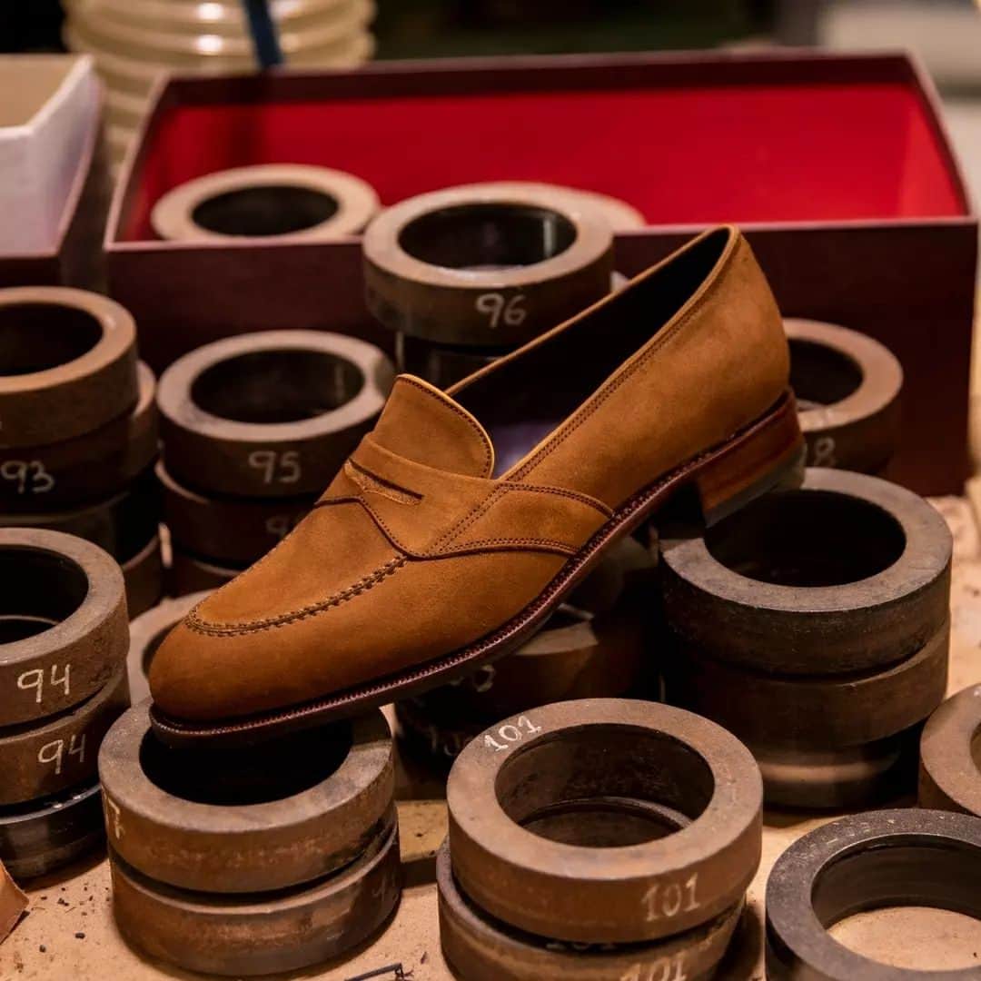 のインスタグラム：「Custom Women Loafers | Last Hours of Custom Weekend  20% discount on custom shoes   Create a shoe that is unique to you during one of our most anticipated events - Custom Weekend. Valid from the 12th to the 18th of April, customize your shoes without the surcharge.  #carmina #carminashoemaker #customweekend #menstyle #カルミナ #menloafers #ootd #leathershoes #premiumshoes #artisan #dapper #handcrafted #luxuryfootwear #shoes #customshoes #ootdshoes #handmadeshoes #moccasin #moccasins #mensshoes #mensstyle #menstyle #custom #custommade #customshoe #personalizedshoes」