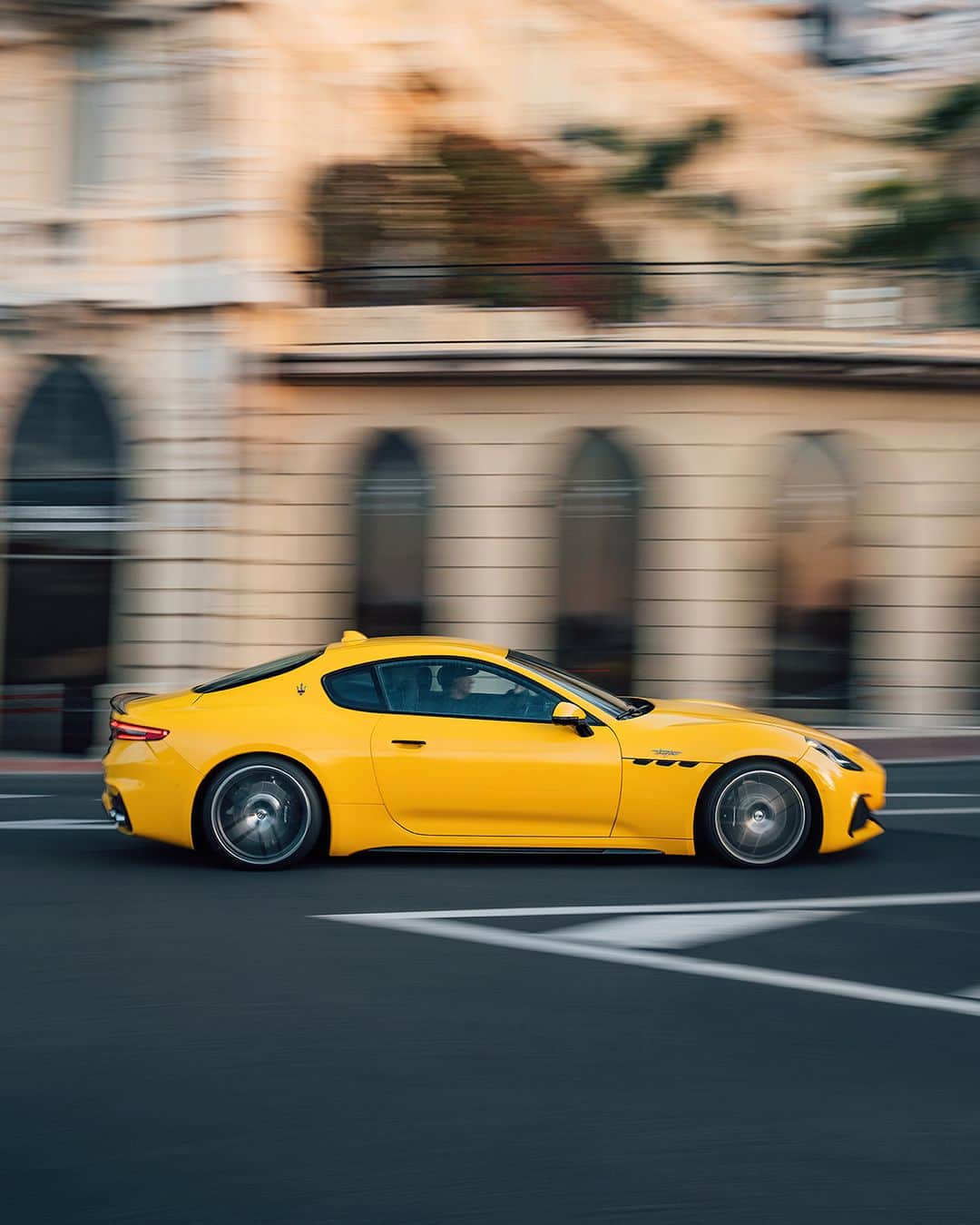 Maserati Japan | マセラティ ジャパンのインスタグラム：「あのグラントゥーリズモがモンテカルロに。 高級感、パワー、究極の快適さ。 グラントゥーリズモ。 人生を彩る快適な旅を。  #hotelhermitagemc #hotelhermitagemc #Montecarlosbm #MyMonteCarlo #MontecarloSBM⁣�#rolexmcmasters #Maserati #MaseratiGranTurismo」