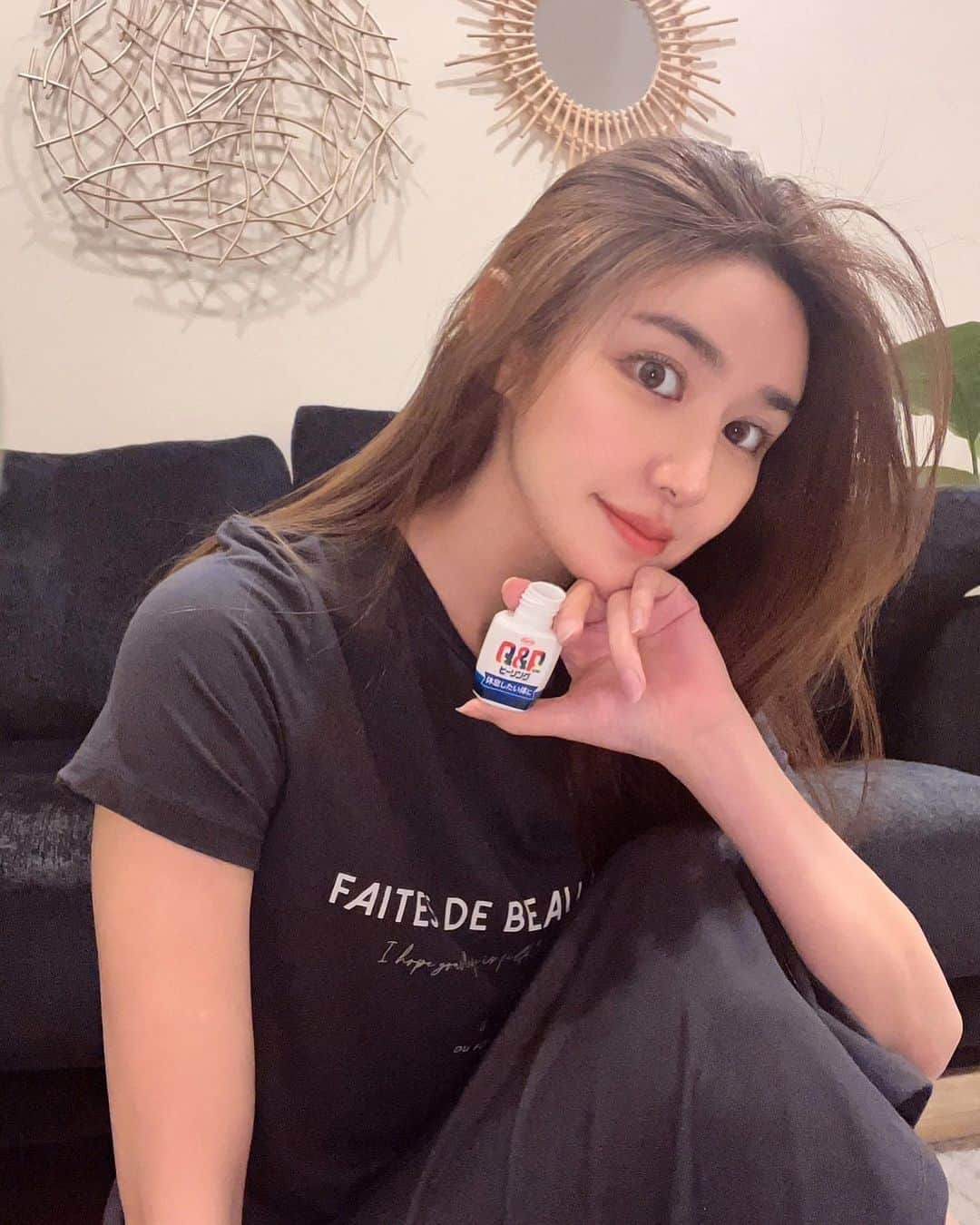 南美沙のインスタグラム：「先日、投稿した @qpkowaseries さんから出た新製品✨ キューピーコーワヒーリング錠🫶  就寝前にも服用可能なノンカフェイン処方。 リラックス効果と滋養強壮作用のある生薬、ビタミン、アミノ酸が入っていて、休息したい体におすすめ。  最近は朝から撮影、クライアント対応、夜は会社の中を整えたり、決算だったりで朝から夜までずっと仕事してる。 疲れがたまっていて、寝ても疲れが取れないなって思ってた私には嬉しいニュース。  ミニケースに入ってるから持ち運びしやすいのも魅力的🌸  キューピーコーワヒーリング錠　【指定医薬部外品】 効能／疲労回復、栄養不良に伴う目覚めの悪さの改善 用法／成人（15歳以上）1回2錠、1日1回水又は温湯で服用してください。  #キューピーコーワヒーリング錠#キューピーコーワヒーリングドリンク#キューピーコーワヒーリングシリーズ#キューピーコーワ#コーワから新製品発売#私のナイトルーティーン#ナイトルーティーン #pr」
