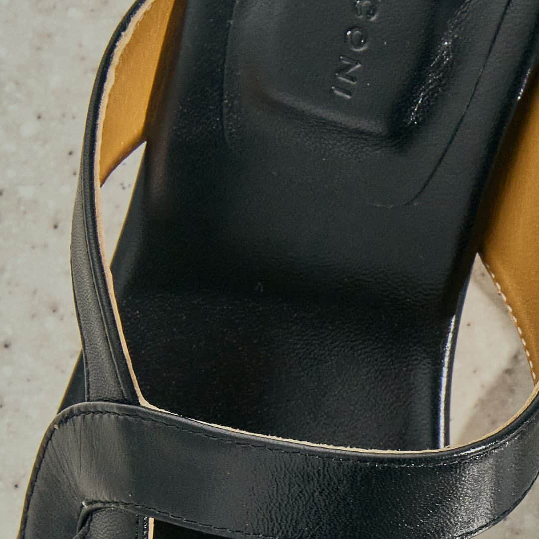 のインスタグラム：「2023 SPRING&SUMMER COLLECTION "SILVER&BLACK"  #fabiorusconi #ファビオルスコーニ #shoes #madeinitaly #23ss #new #collection #silver #black #sandal」