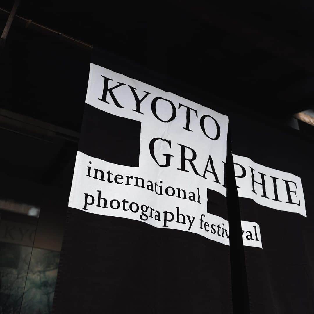 市川渚さんのインスタグラム写真 - (市川渚Instagram)「今年もKYOTOGRAPHIE @kyotographie の季節がやってきたよ。2023年の会期は〜5/13まで。先週末は2日間のプレスツアーに参加させていただいて、ほとんどの会場を見てきました。  寺院や城、帯屋、釜師一家の暮らす空間、商店街など、そもそも写真を展示するために作られたわけではない場所で写真と向き合うこと。難儀なことも多くあるのだろうけど、元々別の目的で作られた歴史ある空間と作品との関係性をどう作り出すのかという部分にもそれぞれのアーティストの個性が出ていて、それを見て、考えながら会場を巡ることもKYOTOGRAPHIEの面白さのひとつでもあると、毎回思う。  見たことのある作品も、どういった場所に展示するかで、見え方、感じ方が変わる。その場の風や匂い、湿度、光とともに、作品をみて感じたことを記憶に刻んでいくのです。  1&3_高木由利子 at 二条城 4_石内都 at 誉田屋源兵衛 5_ジョアナ・シュマリ at 出町枡形商店街 6_松村和彦 at 八竹庵（旧川崎家住宅） 7_ジョアナ・シュマリ at 両足院 8_ココ・カピタン at 大西清右衛門美術館  京都は街歩きが楽しい季節🫶KYOTOGRAPHIE 京都国際写真祭は、5/13まで開催中です。  KYOTOGRAPHIE, the annual photography festival, has come around again this year. I participated in a two-day press tour over the weekend and saw most of the programs.  One of the interesting aspects of KYOTOGRAPHIE is facing photographs in places not designed initially to exhibit them, such as temples, castles, obi houses, and the living spaces of Chagama (tea kettle) makers' families. It must be challenging to create a relationship between the historical spaces and the artworks, but each artist's individuality is shown in how they manage to do so. I always enjoy thinking about this aspect as I walk through the venues.  Even artworks that I have seen before can appear different depending on where they are exhibited. Along with the wind, smells, humidity, and light in the space, I engrave in my memory what I felt when looking at the artwork.  Kyoto is in the great season to explore on foot! KYOTOGRAPHIE Kyoto International Photography Festival runs until May 13.  #kyotographie #kyotographie2023 #kyotographieborder」4月17日 20時01分 - nagiko