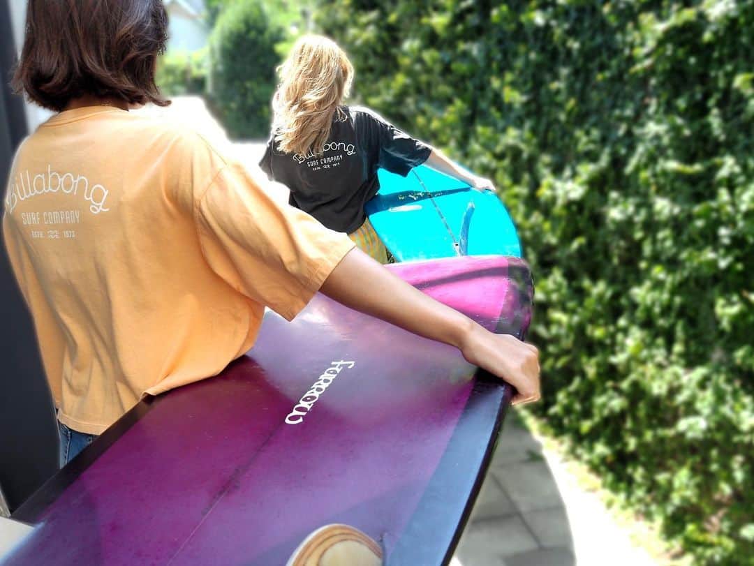 BillabongWomensJapanのインスタグラム：「クロップドTEEに細めのスクリプトロゴ、ピグメントの加工感がカジュアルに」