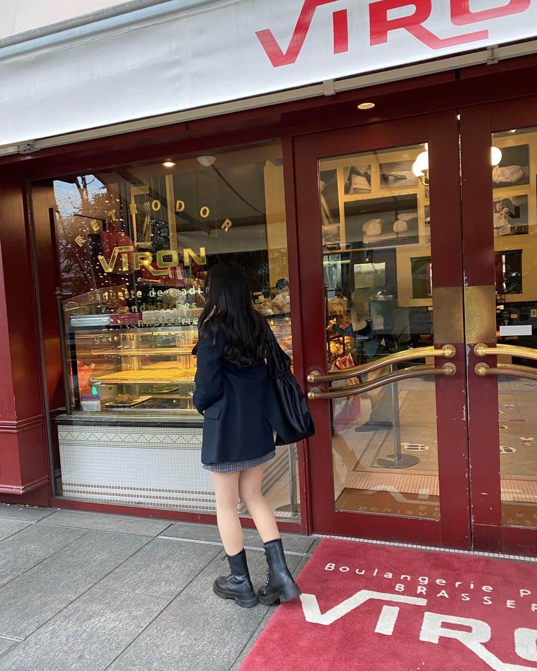 のインスタグラム：「．  お店の雰囲気がパリっぽくて本当に可愛かった✨いつか行きたいな🇫🇷  ．  ．  #05  #café  #viron  #有楽町カフェ  #丸の内カフェ #カフェ巡り  #夜カフェ #jkブランド  #jk3  #お洒落さんと繋がりたい  #カフェ好きな人と繋がりたい #ヘアアレンジ  #巻き髪ロング  #いいね #いいね返し  #rosange_official #likes #followme  #onetone  #ootd  #ootdfashion」
