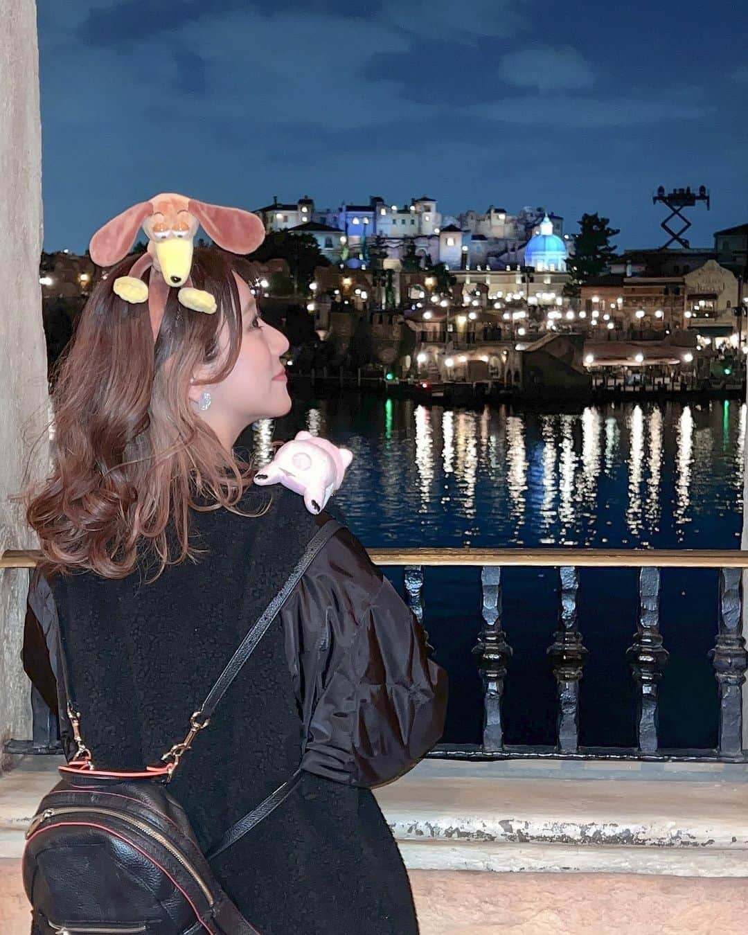 きいたんさんのインスタグラム写真 - (きいたんInstagram)「🏰🎀 ⁡ ⁡ スリンキードッグのカチューシャ付けてるし トイストーリーエリアでいっぱい写真撮った🐶 ⁡ ⁡ ⁡ ⁡ ⁡ ⁡ ⁡ ⁡ ⁡ ⁡ ⁡ ⁡ ⁡ ⁡ #ディズニー #ディズニーリゾート #東京ディズニーリゾート #ディズニー写真部 #disney #disneyresort #instadisney #disneygram  #ディズニーランド #東京ディズニーランド #TDD #ディズニーグルメ #ディズニーコーデ　#スリンキードッグ #ブラックコーデディズニー #オールブラックコーディネート #トイストーリー好きと繋がりたい #slinkydog #ディズニーカチューシャ #トイストーリーグッズ #トイストーリー好き」4月17日 20時05分 - k11_tan