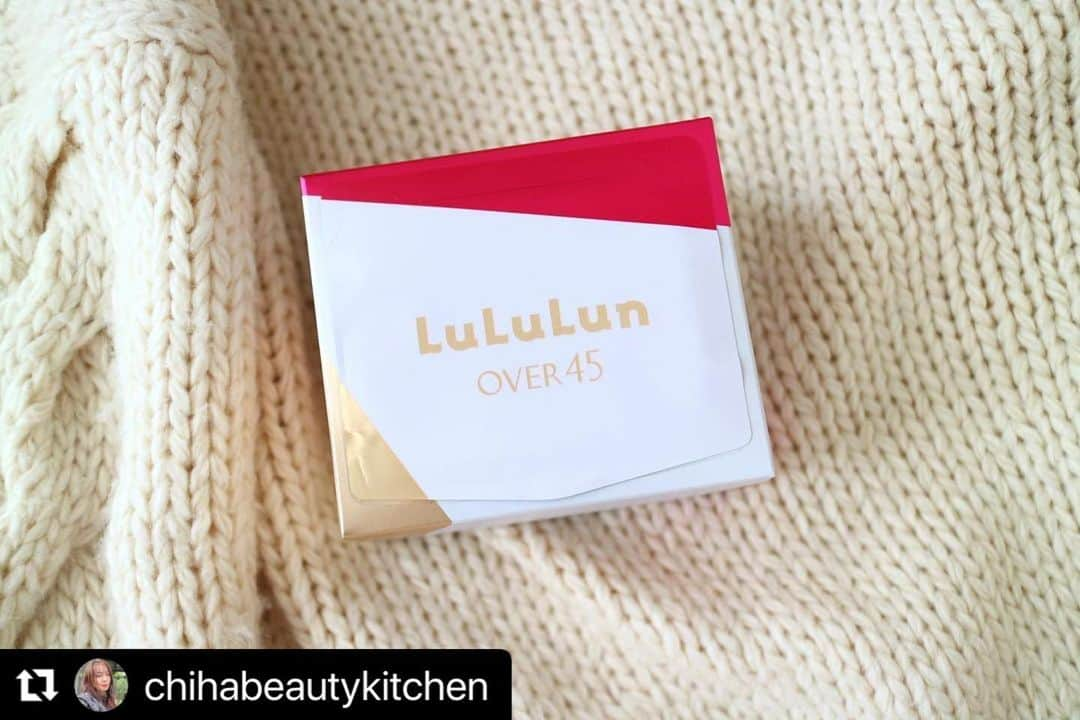 LuLuLun（ルルルン公式）のインスタグラム：「本日は @chihabeautykitchen 様の素敵な投稿をリポストさせていただきました✨ いつもルルルンをご愛用くださり、ありがとうございます！  #Repost ・・・ 𝐿𝓊𝓁𝓊𝓁𝓊𝓃 𝑜𝓋𝑒𝓇𝟦𝟧𓂃◌𓈒𓏲𓆸 ずーっと完売してたのに、オンラインショップも復活してるー！  このフェイスマスクは、毎日使いたい溺愛マスク🤍 保湿力が本当に高くっておすすめ✧︎  今の時期、特に乾燥も気になるし、！  わたしは、夏でもこちらを愛用🤍  ご近所のウォンツに行ったらあったので、即ゲット🤍  ＋＋＋＋＋＋＋＋＋＋ 美容料理家 岡本千春 @chihabeautykitchen  #保湿命 #朝も夜もフェイスマスク #フェイスマスクマニア #ルルルンフェイスマスク #ルルルンパック #ルルルンオーバー45カメリアピンク #ルルルンフェイスマスクover45」