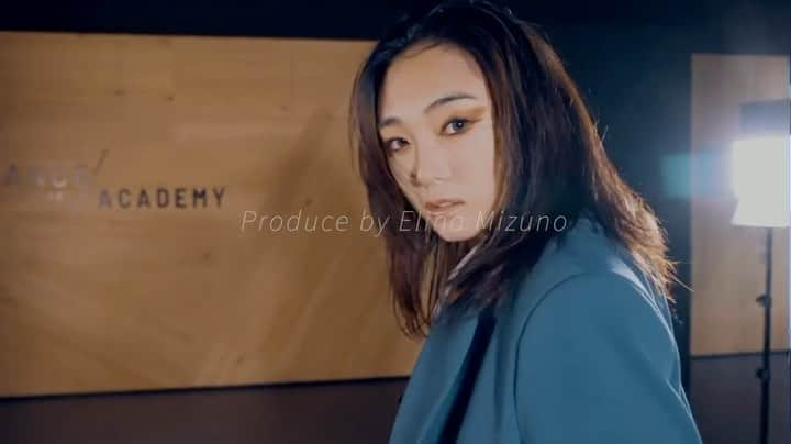 水野絵梨奈のインスタグラム：「Produce and direction by @elina_mizuno  Cast: @shiopenpen @___.hisa___ @moririn_._ @aoyama_maria @hal.0_0 @luna_1024___ @yumika_.0223 @eri__it91 @yumika_.0223 @yuuna__pyon  from Elina Mizuno Crew Film and chopped by @tsutomyamazaki  Song: Superpower @sirup_insta   Elina Crewの一つの節目としてVideo を撮りました。 Crewとして、ナンバーとは違う空気感で、責任とプライドを持ってリハーサルをして作品を作り、パフォーマンスをする… イベントでクルーとしておどったり、有難いことに沢山ゲストとしても踊らさせて頂いたりしました。 初めてゲストとして踊る子も沢山いました。 その経験の積み重ねが、また新たに一歩を踏み出すきっかけになってくれればと…クルーが1番優先でなくていい、いくらでも踏み台にして欲しい！！ 更にその先へ飛躍していってほしい！！！🔥 沢山の有難うをメンバーに送りたいです。 思い出沢山だなぁ…🥲❤️ 全員参加出来なかったことが心残りですが、それぞれのメンバーが今後絶対活躍していくので現場で会えるし、また一緒に踊れるし、飲めるし寂しく…ないはず😭💦 皆んな大好きだ！！ そして今後ともこの素晴らしいメンバーの活躍に期待していてください！！  #elinamizuno #crew #dancer #mv #video #dance #choreograpy #sirup #superpower」