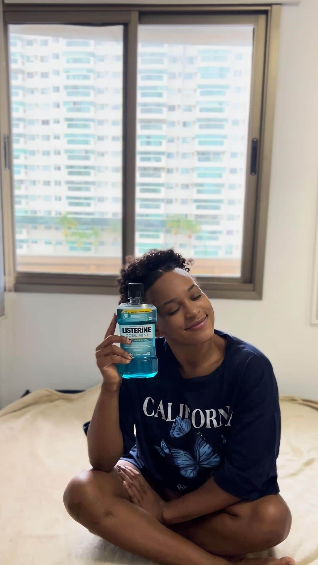 レベッカ・アンドラーデのインスタグラム：「Se um dia eu tive bafinho matinal, eu nem lembro! Com LISTERINE®️ é só bom dia sorrindo e com cheirinho de menta! Só LISTERINE®️ mata os germes que causam mau hálito. E usando duas vezes por dia, é sucesso! #publi」