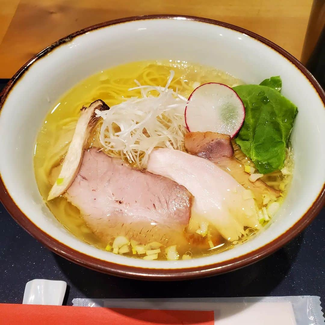 田畑竜介さんのインスタグラム写真 - (田畑竜介Instagram)「TKMを求めてシフクさんへ🍜  まずは塩ラーメン😋  鶏と魚介の旨みが合わさったスープ 火入れ加減が抜群のチャーシュー とぅるんとしたストレート麺 絶妙なバランスでした😊  そして2杯目はTKM TKM用の小麦の麺は 引きがあり、もっちりしていて 贅沢な卵と醤油だれに絡めると 最高な喉ごしでした😋 後半は薬味を加えて風味が増し 味に変化がつきました😌  至福の一杯、いや、二杯でした😋  #福岡市 #城南区グルメ #ラーメン  #シフク #塩ラーメン #tkm」4月17日 20時11分 - tabacchi_rkb