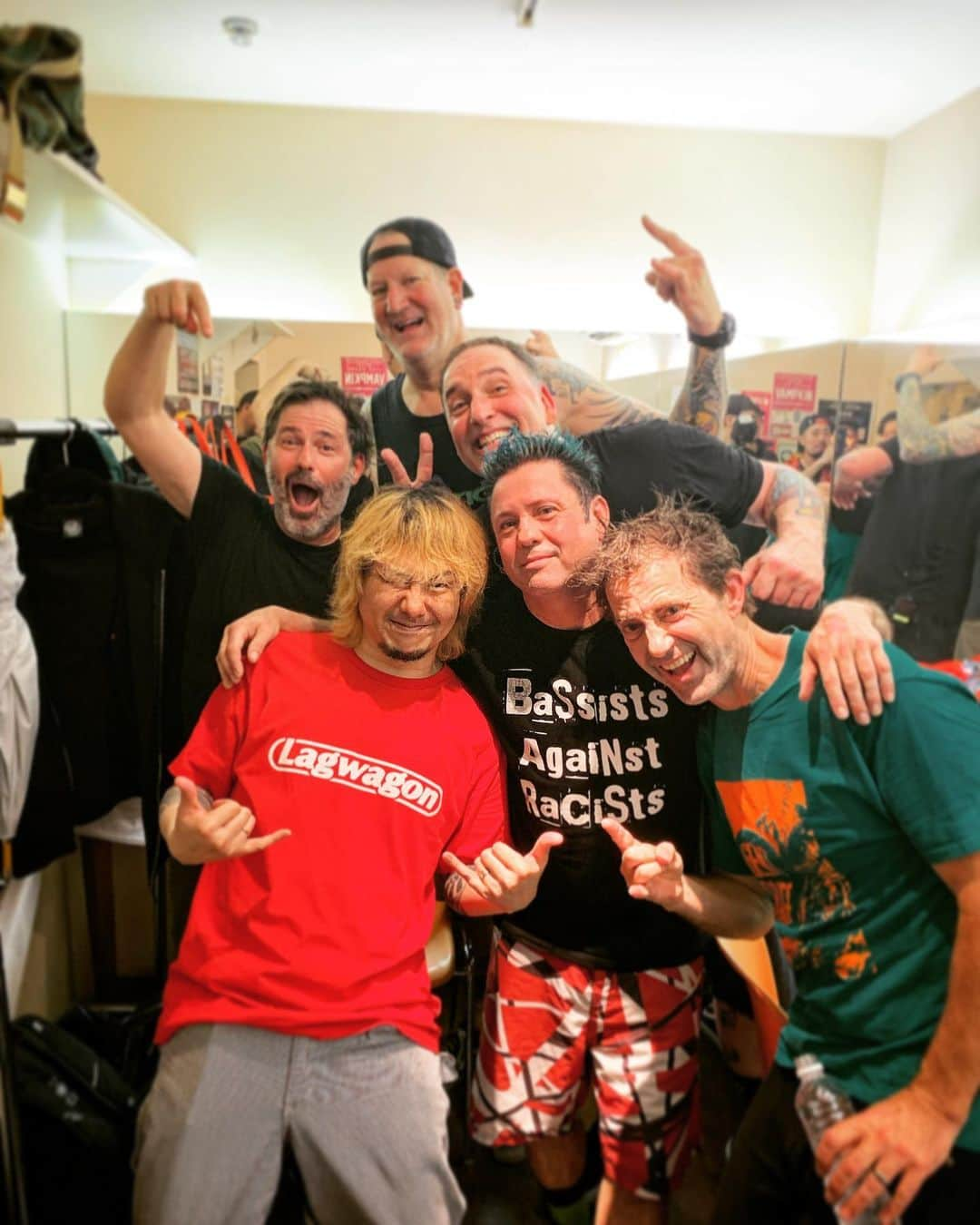 横山健のインスタグラム：「Saw LAGWAGON Japan tour the final show!! The show was soooo rad. They played “Heartbreaking Music” for Tsune, who the drummer of Hi-Standard and passed away this Feb., that was touching moment. Appreciated that. More than anything, hunging around with old friends (nearly 30 years!) was so nice.  See you soon, buddies!!   #lagwagon #kenyokoyama #fatwreckchords」