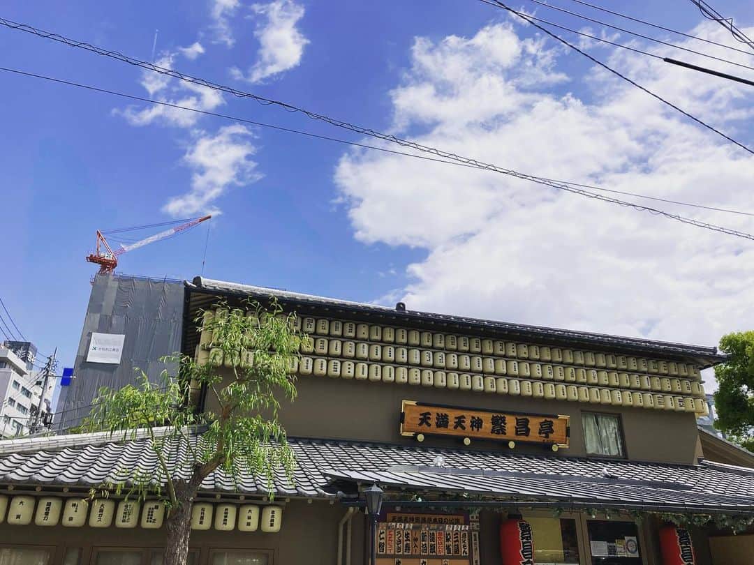 のインスタグラム：「本日より【天満天神繁昌亭昼席】出番です  23日(日)まで休演なく仲入後の出演  気持ちの良い時候 天神さん界隈も賑わってます お客席も賑わいますように ご来場お待ちしております  #落語 #上方落語 #笑福亭生寿 #五楽笑人 #落語好きな人と繋がりたい #寄席 #寄席好きな人と繋がりたい #天満天神繁昌亭」