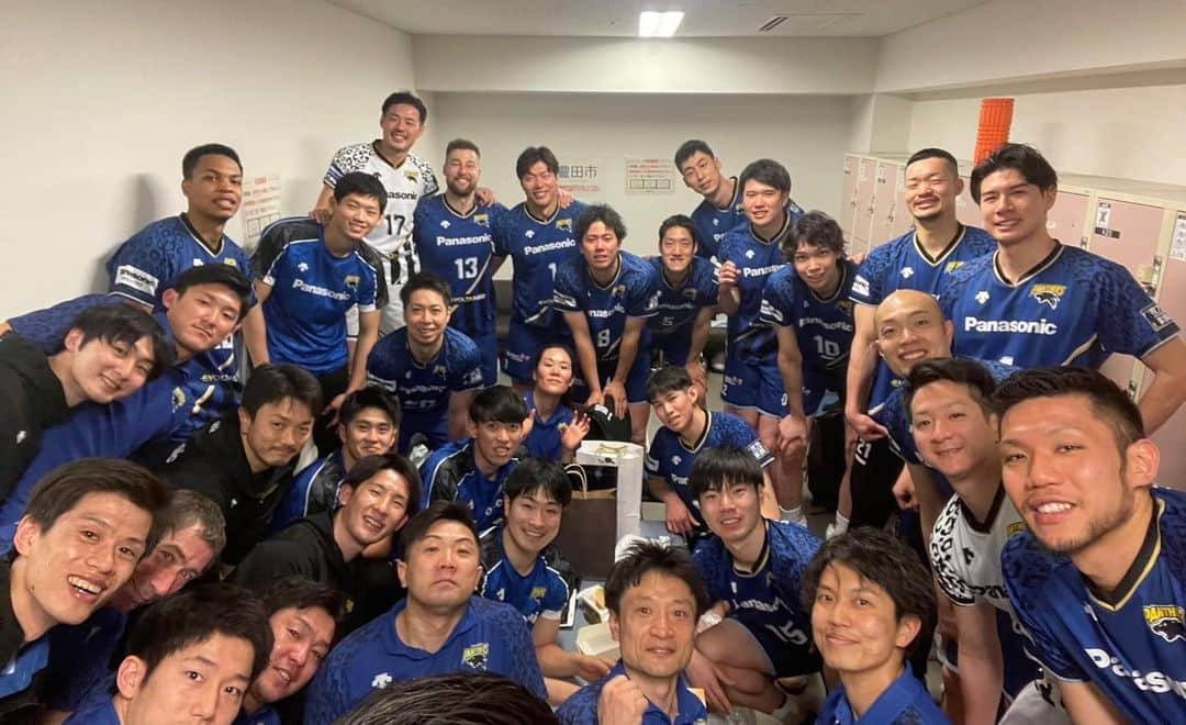 大塚達宣のインスタグラム：「2022/23 Vリーグ🥉  会場に足を運んでくださった皆さん、画面越しで応援してくださった皆さん、たくさんの応援が僕たちの力になりました。ありがとうございました🙇‍♂️  昨シーズンと同じ3位という結果でしたが、感じ方は大きく違い、 この結果に誇りを持つことができたと同時に、優勝するためには何が必要かを考え、 次に向けて準備をしていきたいと思います。  個人的には怪我もありましたが、それでも最後まで戦い抜けたのは、パンサーズだから、このメンバー、スタッフ、この環境だったからです。 本当に感謝の気持ちでいっぱいです。  少し休んで次に向けて頑張ります👊🏻  #PanasonicPANTHERS #パナソニックパンサーズ #Vリーグ」