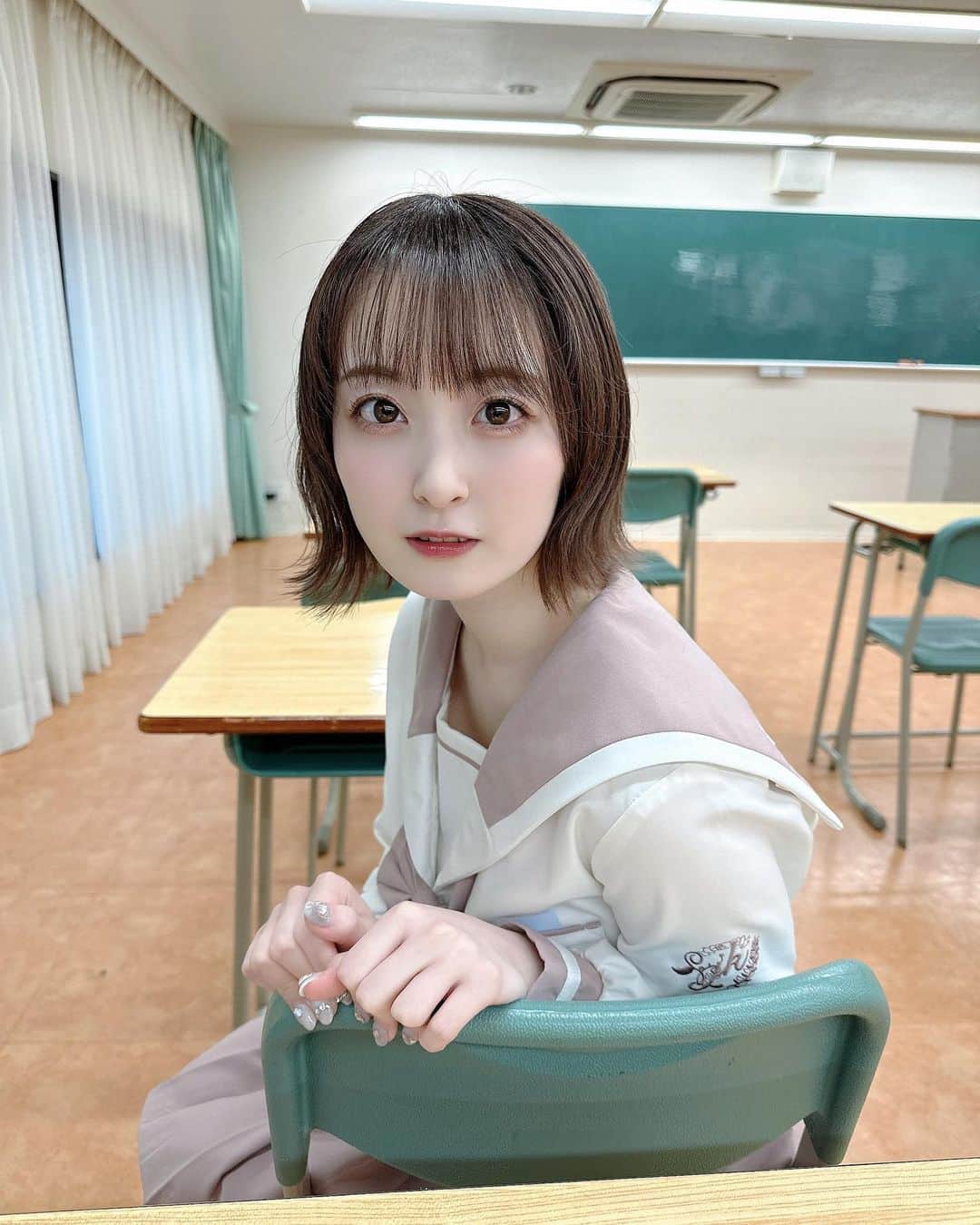 白井真緒のインスタグラム：「君の前の席だから振り向いちゃうんだよ?? ⁡ ⁡ #ぬちコス #制服 #制服コスプレ #セーラー服 #ボブヘア #外はねボブ」