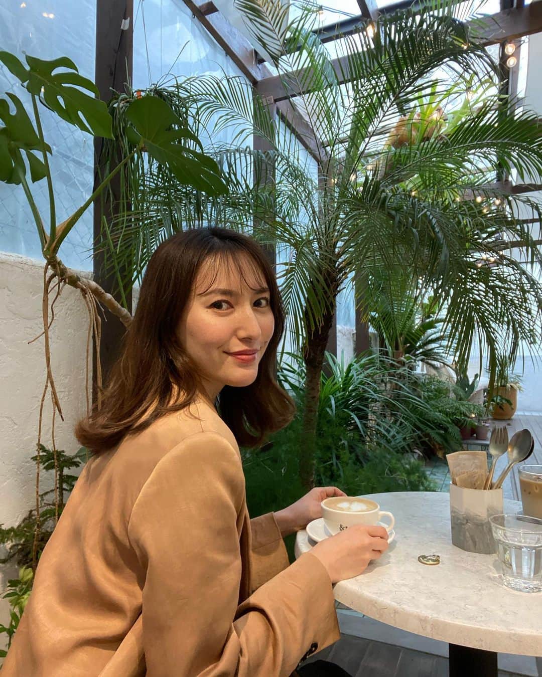 松本リコのインスタグラム：「・ ・ ・ ・ cafe...♡ (@andtcafe ) ・ ・ ・ #japanesegirl #japangirl  #ハーフ顔 #cafe #表参道 #fashion #ファッション #カフェ #カフェ巡り #表参道カフェ」