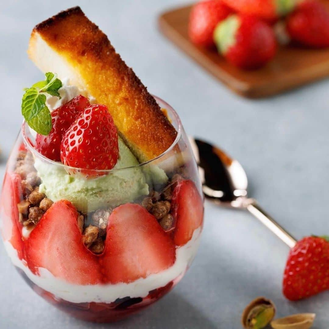 Courtyard by Marriott Tokyoさんのインスタグラム写真 - (Courtyard by Marriott TokyoInstagram)「🍓春のパフェ / Spring Parfait🍓 1FL.「DNING & BAR LAVAROCK」のパフェは、 甘酸っぱいいちごと香ばしいピスタチオのアイスクリームを飾った、心躍る春の装い。  さらに、フレンチトーストやベリーソースを合わせていただくと、 甘くて濃厚な味が口いっぱいに広がります。  いちご×ピスタチオの相性抜群のコンビネーションを、 LAVAROCKのオリジナルパフェでお楽しみください。  *ディナータイムのデザートです  ・ ・ ・ #courtyardbymarriott #コートヤードバイマリオット東京ステーション #courtyardbymarriotttokyostation #courtyardtokyo #courtyard #東京駅 #銀座 #京橋 #ginza #marriottbonvoy #マリオットボンヴォイ #東京ホテル #東京ホテル巡り #biztrip #tokyohotel #bullettrain #tokyostation #neartokyostation #ラヴァロック #東京パフェ #甘いものは別腹 #パフェ #チョコレートパフェ #パフェ巡り #春パフェ #いちごのパフェ  #いちごとピスタチオ  #パフェ活」4月17日 20時19分 - courtyard_tokyo_station