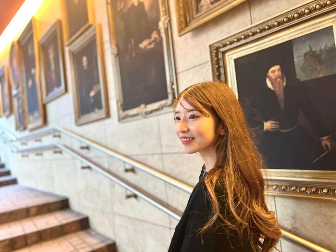 まぁむのインスタグラム：「♡  舞台『ハリー・ポッターと呪いの子』を見に行ってきました☺️  気合い入れて服もそれっぽくしました笑  フォトスポットも沢山あって、会場の絨毯までハリー！🧙‍♀️  オリジナルドリンクにも魔法が、、！ちなみに私が飲んだ動画のものはアルコールです♡  ちゃんと全部ハリーポッターを見てから行ったので お話も楽しめたけど、全然知らなくても見てて楽しい内容で感動しちゃった！ めちゃ魔法つかうやん！☺️  ローブで来てるお客さんも結構いて可愛かった♡  私は前にファンの方にもらった杖があったので恐る恐る持ってってみたんだけど笑、全然浮かなくて持ってってよかったよ☺️ｗｗｗ  バッグに入らないから出てて恥ずかしかったんだけど、思わず堂々と出して無駄に振ってたよね✌️  魔法使い気分楽しかった♡  #ハリーポッター #ハリーポッターと呪いの子」