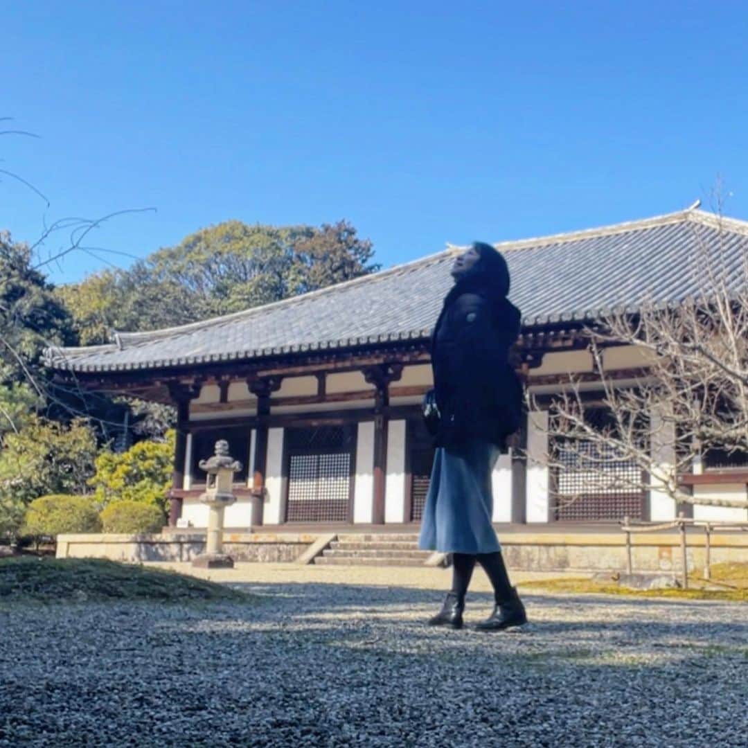 結城さなえさんのインスタグラム写真 - (結城さなえInstagram)「春の奈良京都旅 秋篠寺  奈良に行った最大の目的はこちら。 秋篠寺の伎芸天様に会いに行ってきました。 10年ほど前、大先輩の俳優さんに教えていただいた秋篠寺。 苔むしたお庭が美しく、しっとりと穏やかで清らかな空気が流れていて、 いつも優しく包み込んでくれる大好きな場所です。 お会いする度に様々な気づきを授けてくださる伎芸天様。 今回もハッとするような大切な気づきをいただきました。 そうかそうか☺️  静かにじっくり向き合う時間。 私にとって、とても大切な時間になりました。 ありがとうございました🙏  #秋篠寺　#奈良 #苔 #苔寺 #伎芸天 さま #旅　#旅行 #日帰り旅行  #奈良観光 #大人女子 #一人旅  #trip #travel #japaneseculture  #japantrip  #temple # #nara #worldheritage  #japan」4月17日 20時22分 - yuukisanae