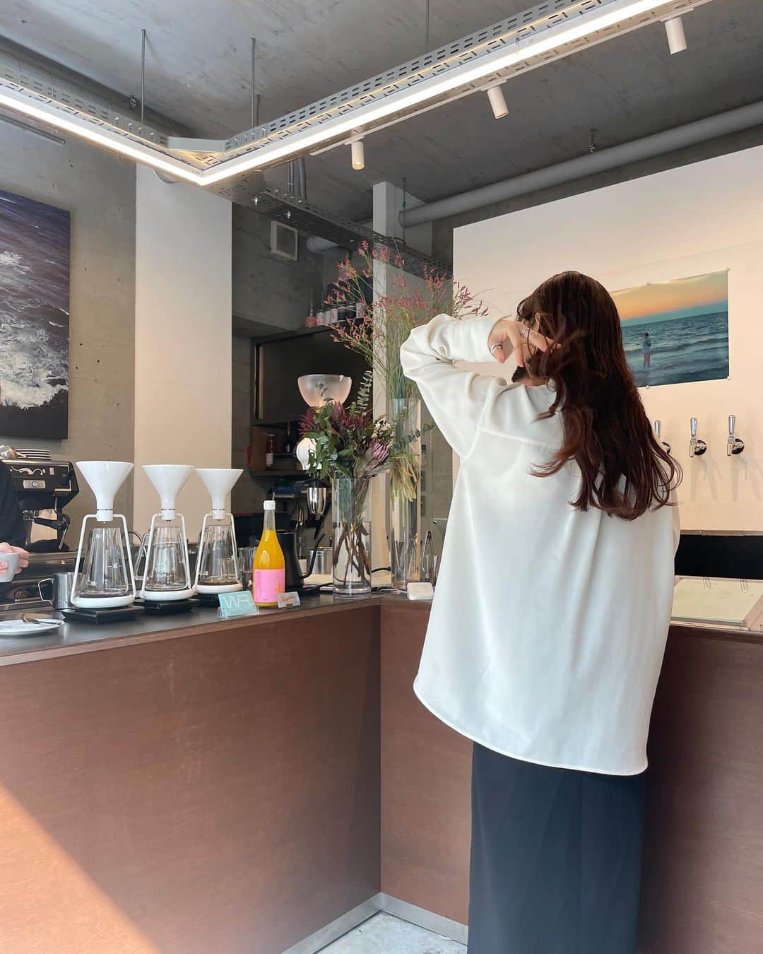 Lilmeさんのインスタグラム写真 - (LilmeInstagram)「東京散歩☕️ 学芸大学にあるcafe @wr.gakudai  おすすめして頂いたコーヒーがフルーティーで とても美味しかったな〜🍎  日本戻ってきてから環境の変化のせいか 体調をずっと崩し（風邪→中耳炎？）で この数週間薬漬けの生活をしてました😷😷 やっと少しずつ元気になってきましたー！！  韓国から日本に戻ってきたばかりで 友達との話は尽きません🫢♡ またすぐ🫰🏻@natsukoakahani  . . . #カフェ#東京カフェ#学芸大学カフェ#中目黒カフェ#카페#일본여행#일본#カフェ巡り#韓国カフェ#シンプルライフ」4月17日 20時32分 - lilme_official