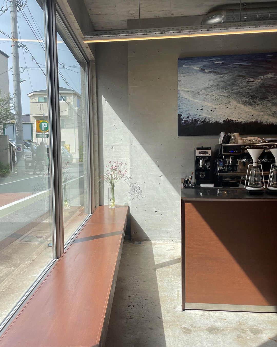 のインスタグラム：「東京散歩☕️ 学芸大学にあるcafe @wr.gakudai  おすすめして頂いたコーヒーがフルーティーで とても美味しかったな〜🍎  日本戻ってきてから環境の変化のせいか 体調をずっと崩し（風邪→中耳炎？）で この数週間薬漬けの生活をしてました😷😷 やっと少しずつ元気になってきましたー！！  韓国から日本に戻ってきたばかりで 友達との話は尽きません🫢♡ またすぐ🫰🏻@natsukoakahani  . . . #カフェ#東京カフェ#学芸大学カフェ#中目黒カフェ#카페#일본여행#일본#カフェ巡り#韓国カフェ#シンプルライフ」