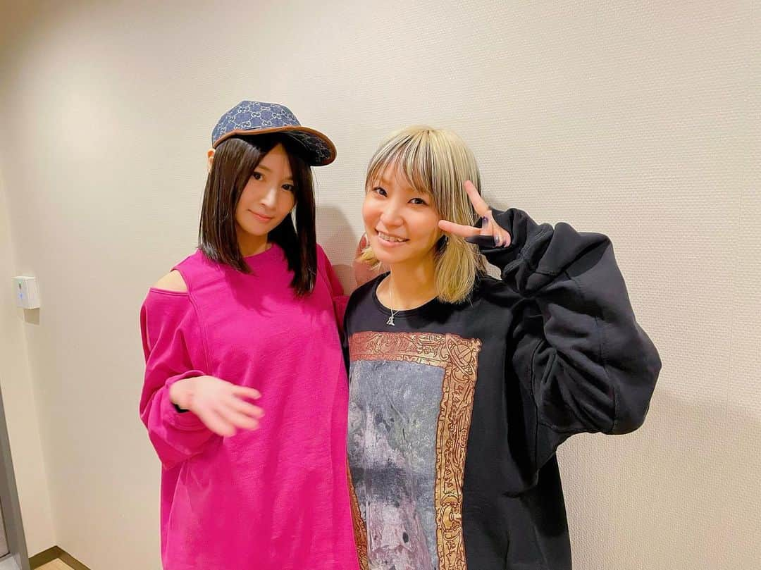 LiSAさんのインスタグラム写真 - (LiSAInstagram)「4/19発売の　#LiSAライブベスト　のDiSC2は、もっともっとLiSAのライブが楽しくなる「LiSA TV」が入っているんだけど、ライブモモコでおなじみ　CV:小林ゆう　ちゃんが私と一緒にMCでアフレコしてくれている、このディスクだけの特別番組🐸💖 ゆうちゃんがモモコとしてライブに参加してくれるようになったのは、横浜アリーナのSUN&MOONからだったなぁ☀️🌙物語から作り上げたあのライブのアニメーション、ALL CV:小林ゆう　だったなぁ。笑笑　あれから横浜アリーナは、シャンウェイが登場する大切なホームになったね🐼🔮 #LiSAライブベスト　だからこそ出来た、特別なDiSC2 もお楽しみに〜📺 『LiSA～LiVE BEST 2011-2022 & LADYBUG～』DVD5枚組&BD3枚組の永久保存盤！4/19発売☻ https://lisa.lnk.to/LiVEBEST_20230419」4月17日 20時25分 - xlisa_olivex