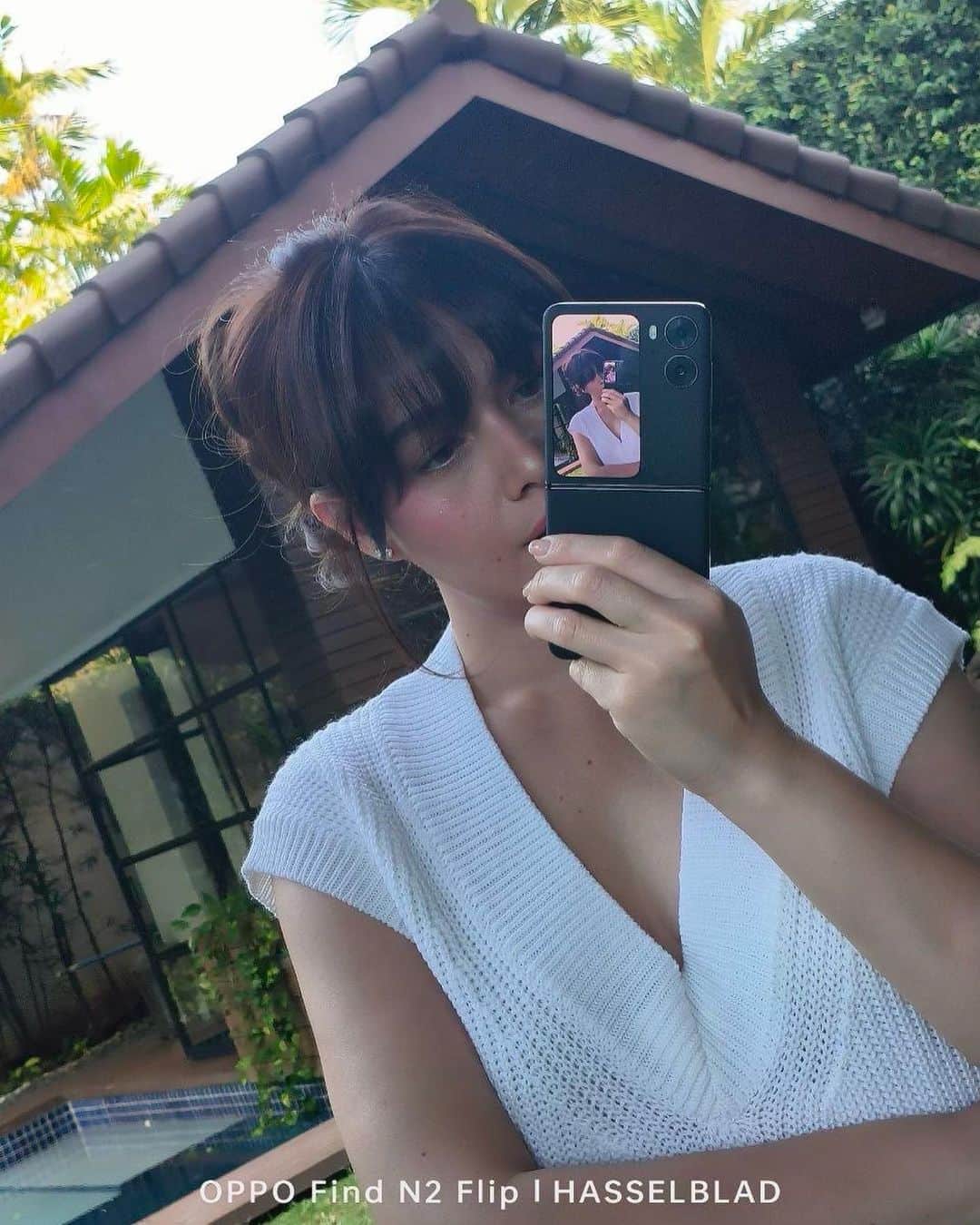 ベア・アロンゾのインスタグラム：「Flipping every chapter one slay at a time with my new OPPO Find N2 Flip. Love its creaseless design, just like my fits! No visible screen gaps appearing in the middle of where the device folds, which adds a sleeker aesthetic to it. It also delivers sharp and vibrant imagery with its 50MP primary camera and 32MP front camera.   Grab yours now at select OPPO concept store near you and Lazada! @oppophilippines #SeeMoreInASnap #OPPOFindN2Flip  @oppophilippines」