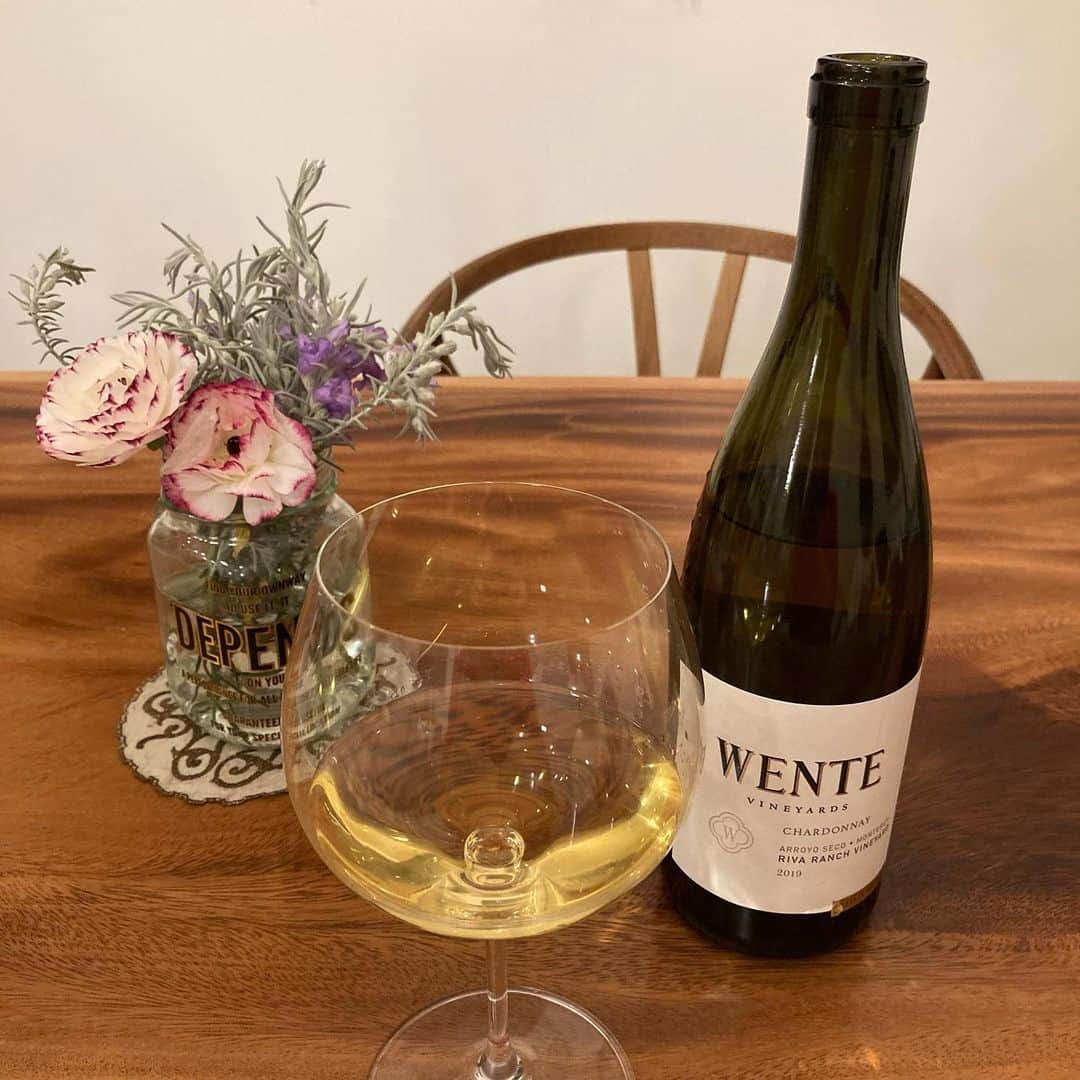 のインスタグラム：「ワンオペワイン記🍷ワンオペの日は夜ワインを一杯頂くことが多い。なんとかなるさ〜と、ふわっとなったくらいがちょうど良し。隣で牛乳こぼされても兄弟喧嘩が始まってもかっとならず「あらら〜」くらいのgo easy なムードになります。二杯頂くと物理的にオペレーションがしんどくなるので🥹一杯のお約束。  1人でも開けられるコスパの良いワインをいつも探しています。レストランで値段とバランスがいいなぁ、と思い自分でも買ってみたウェンテ リヴァ・ランチ・リザーヴ シャルドネ。黄金色をしたリッチなハチミツ感のある白が好みですが、これはヒット！  Wente はアメリカ最古の家族経営ワイナリーなんだそう！カリフォルニアワインはロマンチックかどうかは別としていつも上手だな〜と思う。夏に向けて、キリッとドライな好みのワインを見つけたいなぁー☺️  #wentevineyards #ひとりワイン #ワンオペ #白ワイン」