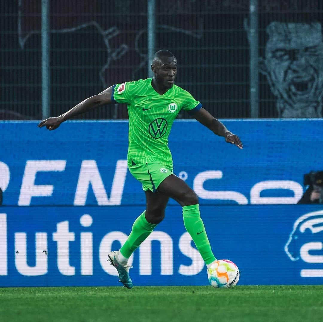 ジョシュア・ギラヴォギのインスタグラム：「Wir werden kämpfen bis zum Ende.  🐺💚⚽️   @vfl.wolfsburg」