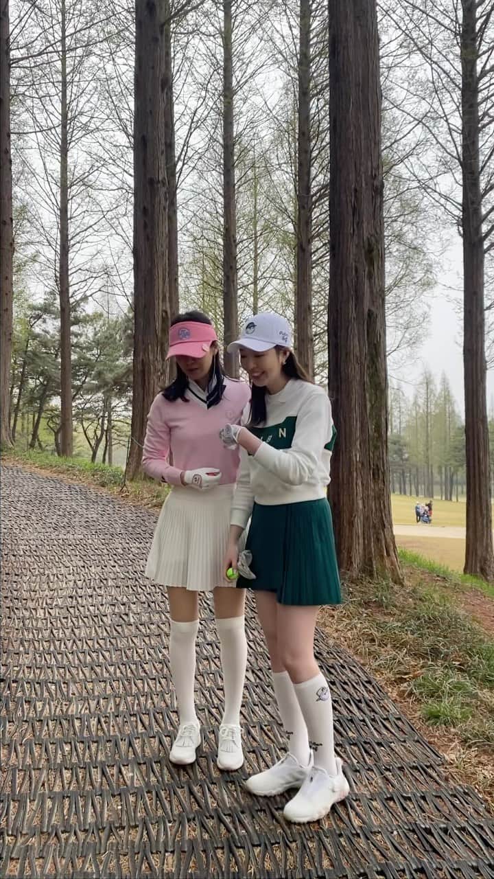 ミョン・セビンのインスタグラム：「#닥터차정숙화이팅🤍💖#신나신나 #올해첫골프라운딩🏌️‍♂️  오래된 골프장만의 매력은 울창한 나무들이다. 향도좋고 운치있어 행복~ 18홀을 걸어다녀야 했기에 #편한골프화 #락포트골프화 #짱😆」