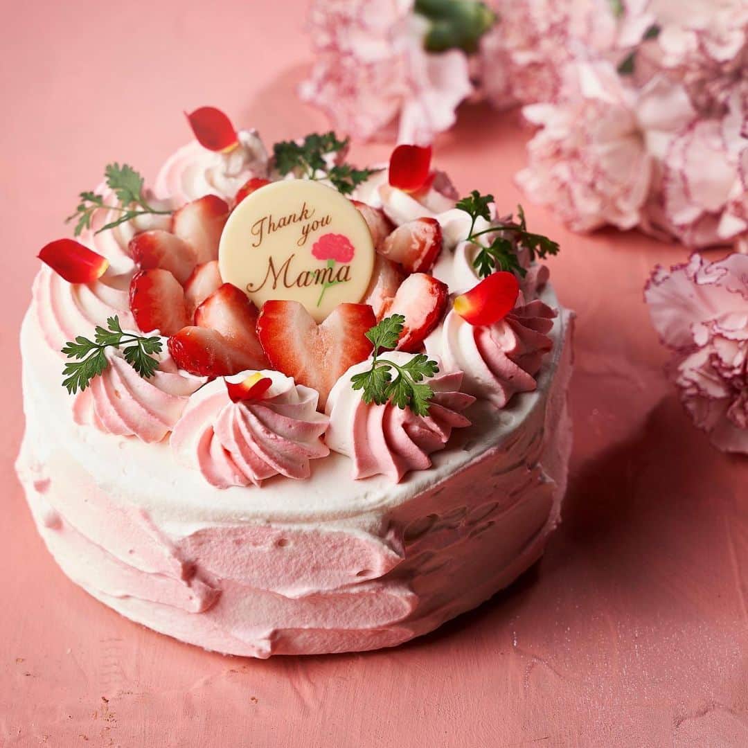 THE WESTIN KYOTO ウェスティン都ホテル京都のインスタグラム：「母の日ケーキ  ピンクと白のグラデーションになったホイップクリームとハートにかたどった苺がかわいい仕上がり。 日ごろの感謝の気持ち添えて、母の日のプレゼントにどうぞ。   【販売期間】 2023年5月12日（金）～5月14日（日） 【予約期間】 2023年5月1日（月）～お受け取りの2日前の17:00迄 【料 金】 4,200円　（直径12cm） 【予約・問い合わせ】 075-771-7158(レストラン予約係)   @westinmiyakokyoto  #母の日　#母の木ケーキ #感謝の気持ち #ウェスティン都ホテル京都 #westinmiyakokyoto #ホテルスイーツ #mothersday #thankyoumama」