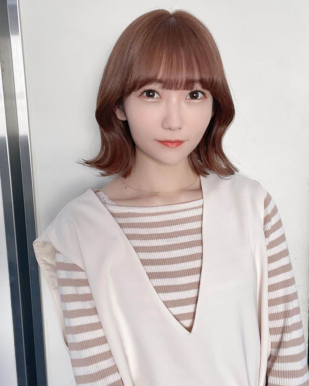 夏川愛実のインスタグラム：「⁡ ⁡ ⁡ newへあ💓明るくした〜〜 オレンジベージュ🍊 ⁡ ⁡ #ニューヘアー#オレンジブラウン#オレンジベージュ#オレンジカラー #ベージュカラー#ヘアカラー#外ハネボブ #ボブ#ボブアレンジ#ショートヘア#ヘアカラー#暖色カラー #ヘアアレンジ#外ハネアレンジ#外ハネ#春コーデ #148cm#f4f#いいね返し#l4l#フォロバ ⁡ ⁡ ⁡ ⁡」