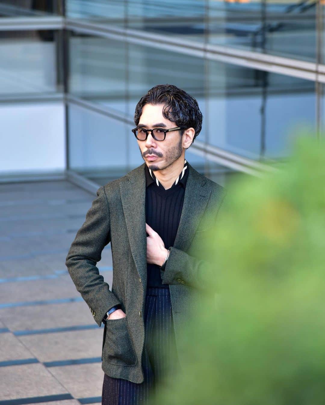 のインスタグラム：「. . I noticed that I liked green unexpectedly... . . こういうシンプルな色合わせの時は首元にワンポイントを入れがち。 なくても良いのですが、ある方が自分らしいスタイルだなと思います。 . .  Glasses- @jacquesmariemage  Jacket- @ring_jacket  Pants- @berwich_pants  Knit- @vandori_aoyama × @designworks_mens_official  Shoes- @baudoinlange  Acc- @tiffanyandco @adawat_n_tuareg  Watch- @vacheronconstantin  . . #mensfashion #jacket #classic #ootdmen #menswear #jacketstyle #vintagewatch #jewelry #glasses #menstyle #ootdfashion #mensclothing #gentlemanstyle #ootd #vintagejewelry #classicstyle」